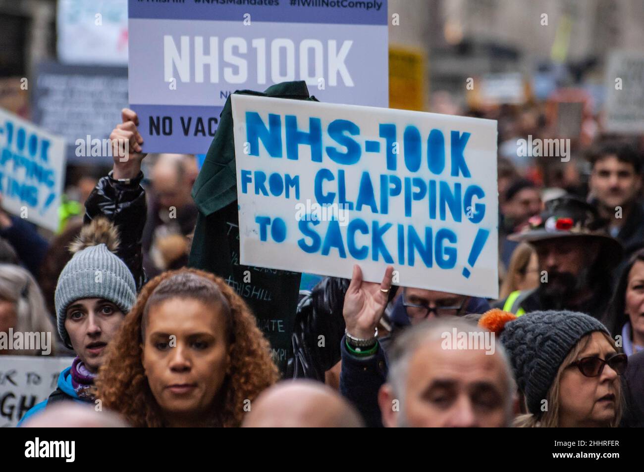 LONDRA, INGHILTERRA- 22 gennaio 2022: I manifestanti che hanno partecipato alla protesta del NHS100K contro i mandati di vaccinazione Foto Stock