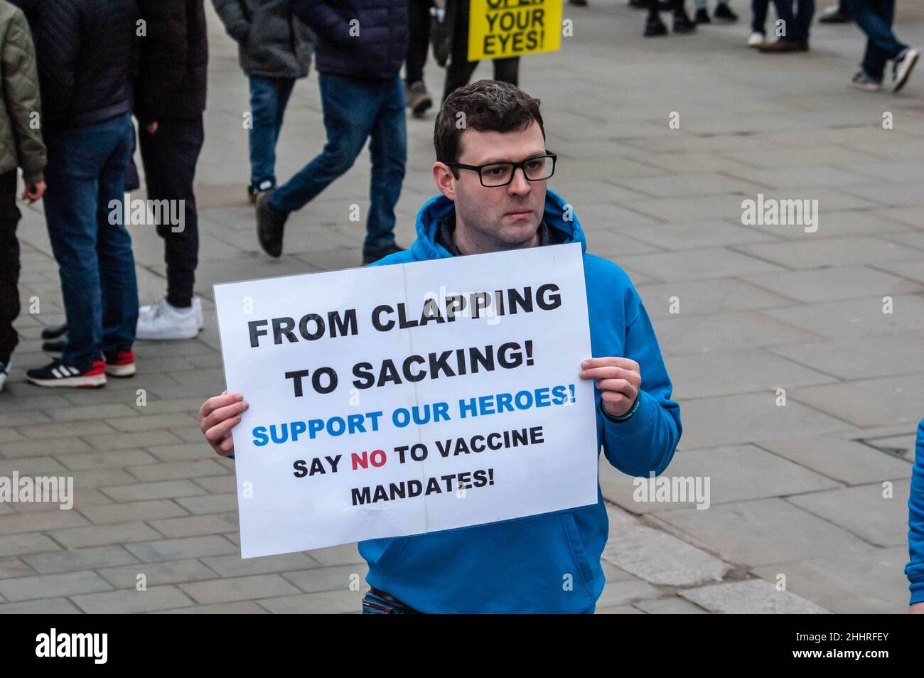 LONDRA, INGHILTERRA- 22 gennaio 2022: I manifestanti che hanno partecipato alla protesta del NHS100K contro i mandati di vaccinazione Foto Stock