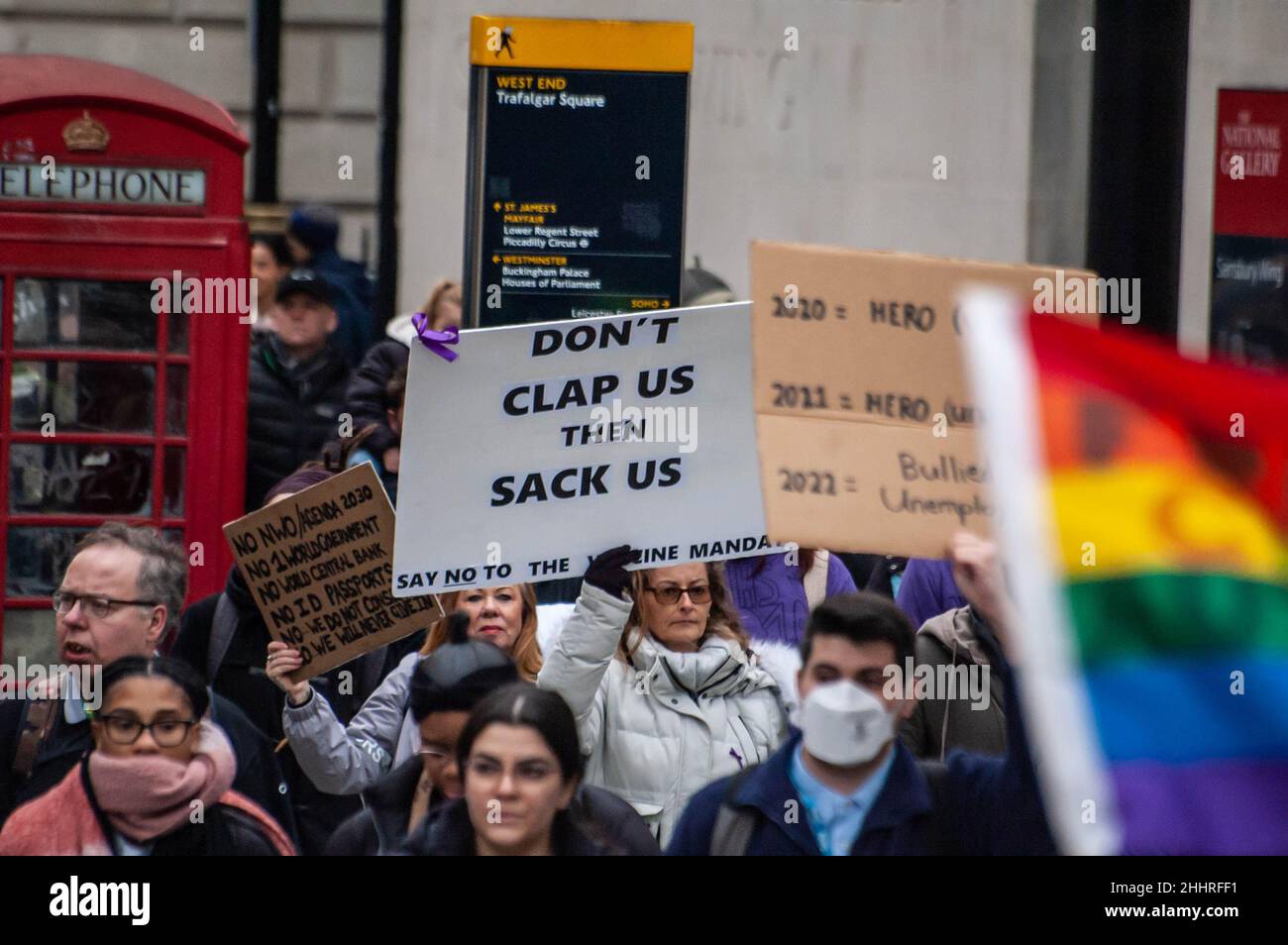 LONDRA, INGHILTERRA- 22 gennaio 2022: I manifestanti che hanno partecipato alla protesta del NHS100K contro i mandati di vaccinazione Foto Stock