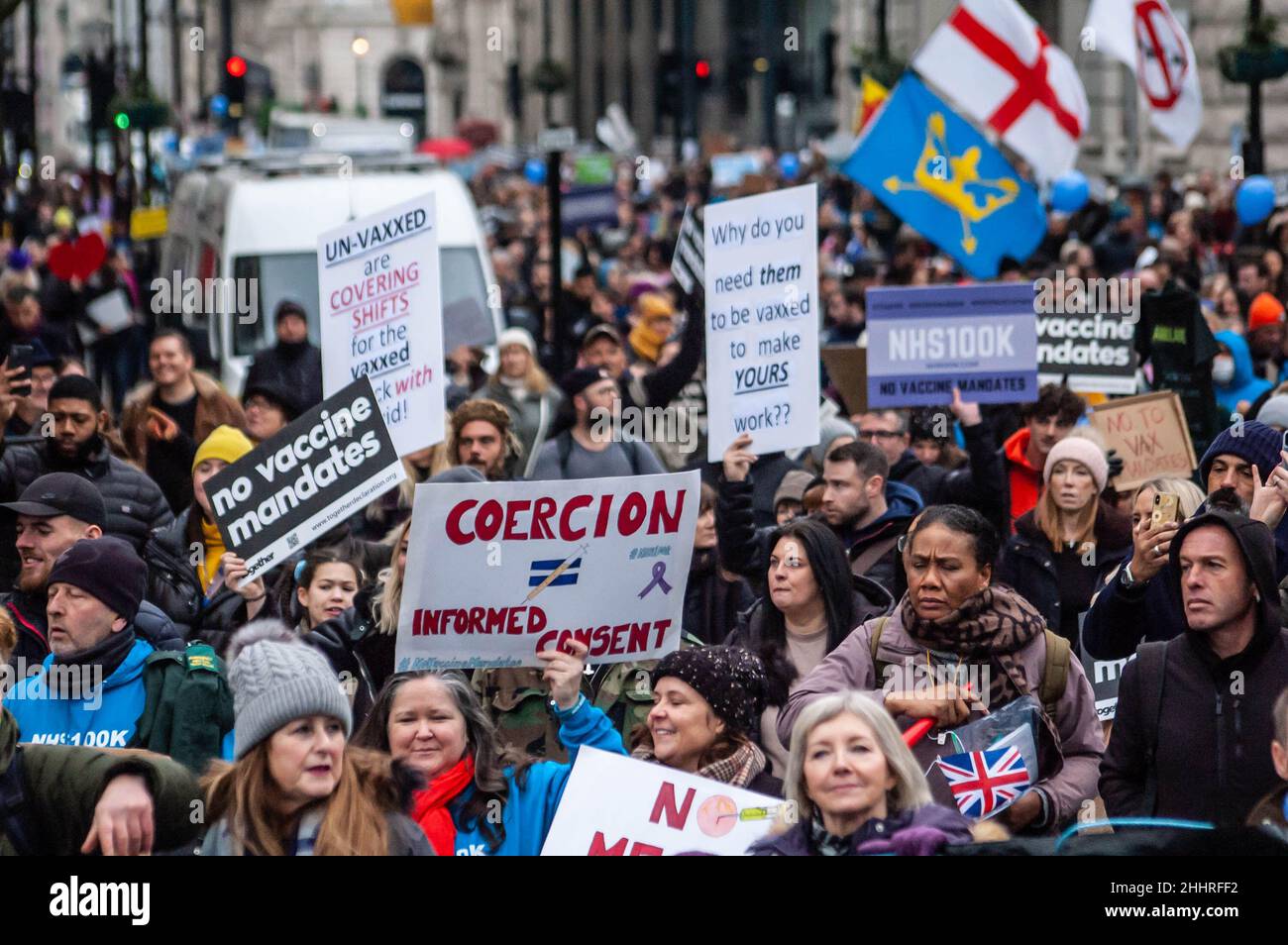 LONDRA, INGHILTERRA- 22 gennaio 2022: I manifestanti che hanno partecipato alla protesta del NHS100K contro i mandati di vaccinazione Foto Stock