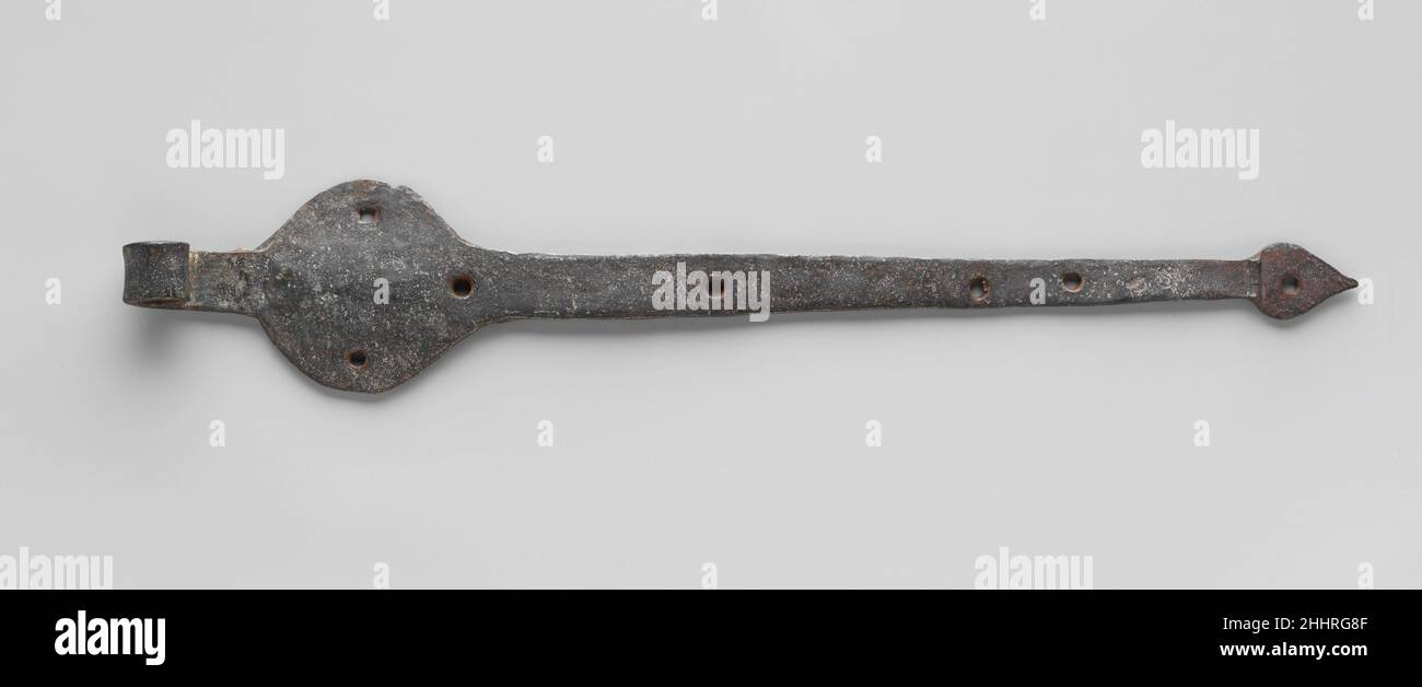 Hinge 1700–1800 American il ferro battuto prodotto per abitazioni olandesi nella parte settentrionale dello stato di New York ha seguito un'estetica utilitarista. Queste cerniere per porte presentano un rigonfiamento, o tassello per unghie, all'estremità più vicina al montante della porta. I cuscinetti alloggiavano chiodi aggiuntivi e quindi rinforzavano il fissaggio delle cerniere alla porta. Questo design, basato su hardware utilizzato in tutta l'Olanda nel XVII e XVIII secolo, è caratteristico delle cerniere prodotte nelle comunità olandesi nella valle del fiume Hudson. Cerniera 4323 Foto Stock