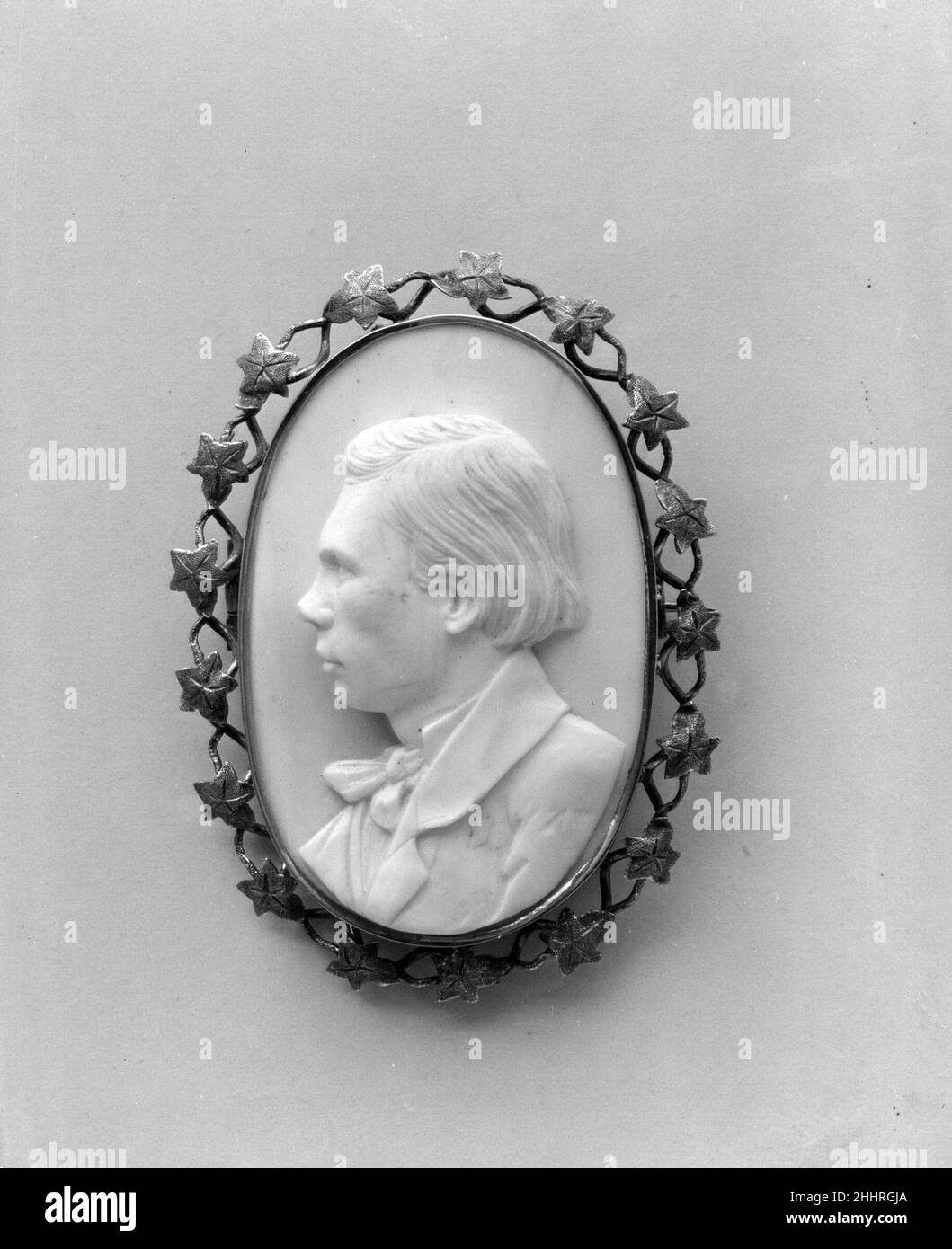 Cameo Ritratto di Federico Marshall ca. 1855 Cameos americani sono piccole sculture scolpite in rilievo su una sostanza dura come pietra, corallo, vetro, o, come qui, shell. Comunemente, i camei sono scolpiti da materiali con due o più strati di colore intrinseci, permettendo allo scultore di creare il contrasto tra le figure in rilievo e lo sfondo. I camei di pietra dura sono stati scolpiti con grande abilità dai lapidari del mondo classico antico e l'arte ha goduto di una rinascita durante il diciannovesimo secolo, quando tutte le cose archeologiche erano in voga. Anche se le scene classiche e gli esseri mitologici erano il favore Foto Stock