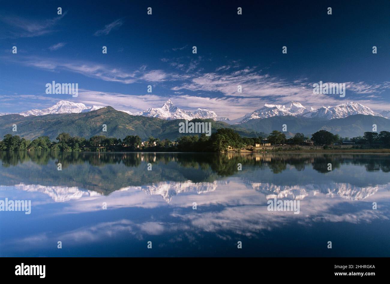 La gamma Annapurna si riflette in Phewa Lake Pokhara, Nepal Foto Stock