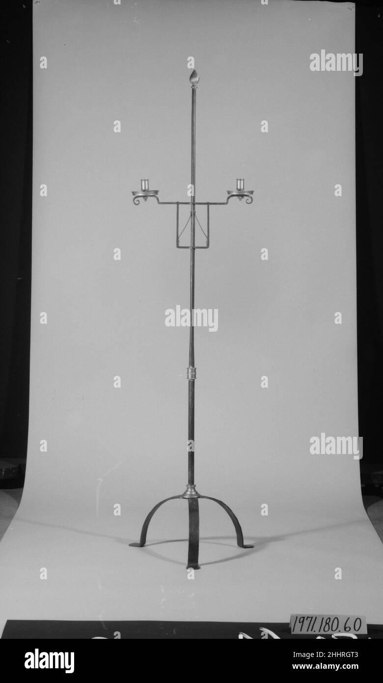 Candela 1700–1800. Candela. 1700–1800. Ferro battuto, bronzo, ottone Foto Stock