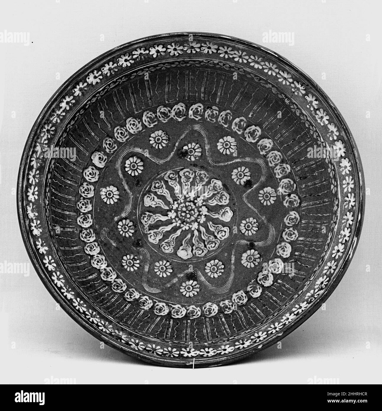 Bowl 18th secolo Giappone. Ciotola. Giappone. 18th secolo. Ceramica con disegni intarsiati nella pasta e ricoperti di glassa trasparente (Yatsushiro ware). Periodo Edo (1615–1868). Ceramica Foto Stock