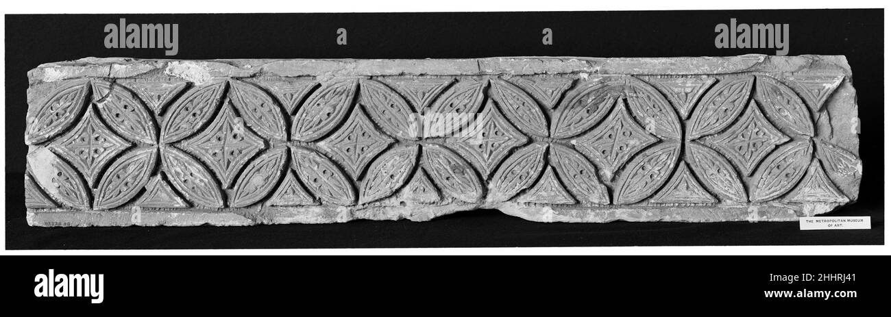 Frammento da un palo o architrave con foglie che si diramano da una vite corrente 6th–7th secolo la comunità monastica di Bawit, fondata nel 300s da Apa (Padre) Apollo in un piccolo villaggio, crebbe a consistere di numerosi complessi con residenze, cappelle, E strutture di servizio e due grandi chiese decorate profusamente con sculture e dipinti, spesso riutilizzate da altri siti, tutti affiliati alla chiesa copta. Gli edifici più importanti sono stati decorati con corsi di pietra scolpita che combinano liberamente motivi floreali e geometrici ispirati all'arte classica – rosette, foglie di acanto, meandro p Foto Stock