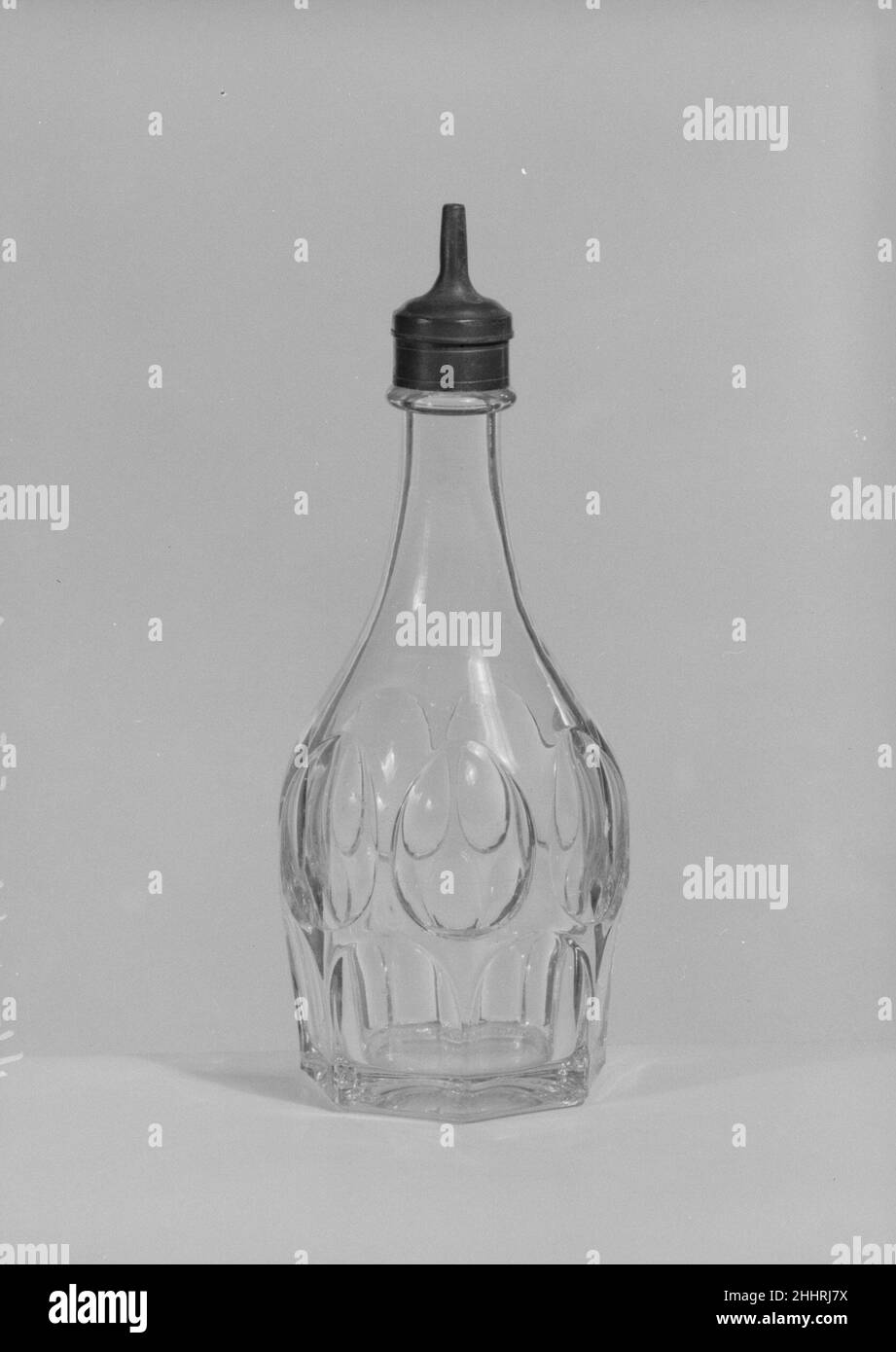 Pepper Sauce Bottle 1860–1870 American. Bottiglia di salsa al pepe. Americano. 1860–1870. Vetro pressato. Fabbricato negli Stati Uniti Foto Stock