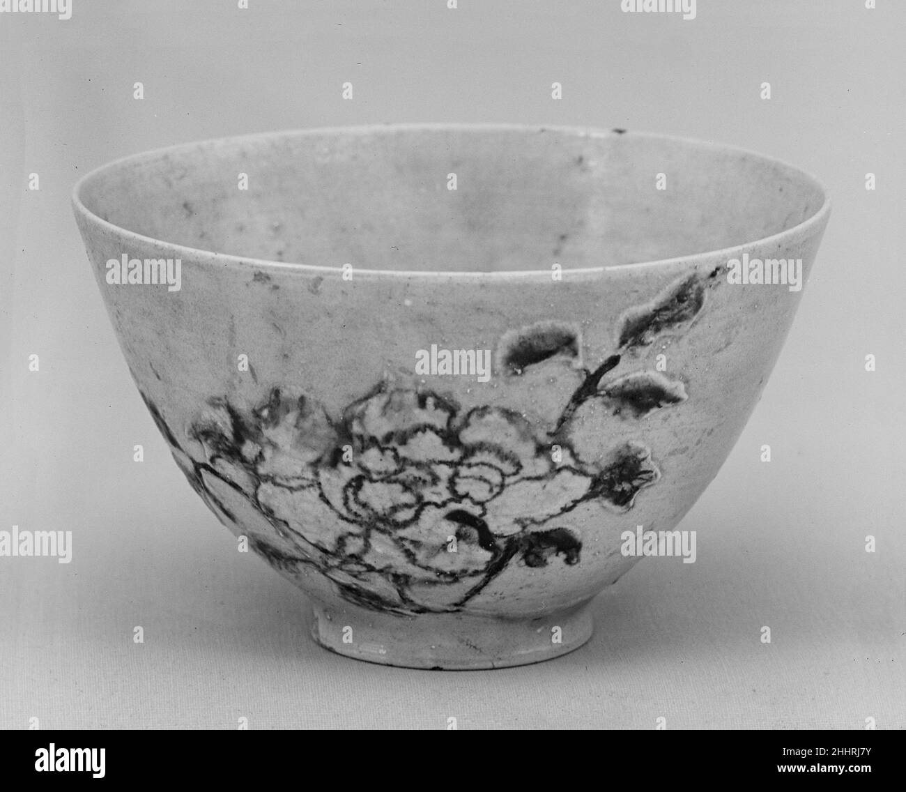 Bowl 19th secolo Giappone. Ciotola. Giappone. 19th secolo. Ceramica ricoperta di smalto e con disegno rialzato (Awaji ware). Edo (1615–1868) o Meiji (1868–1912). Ceramica Foto Stock
