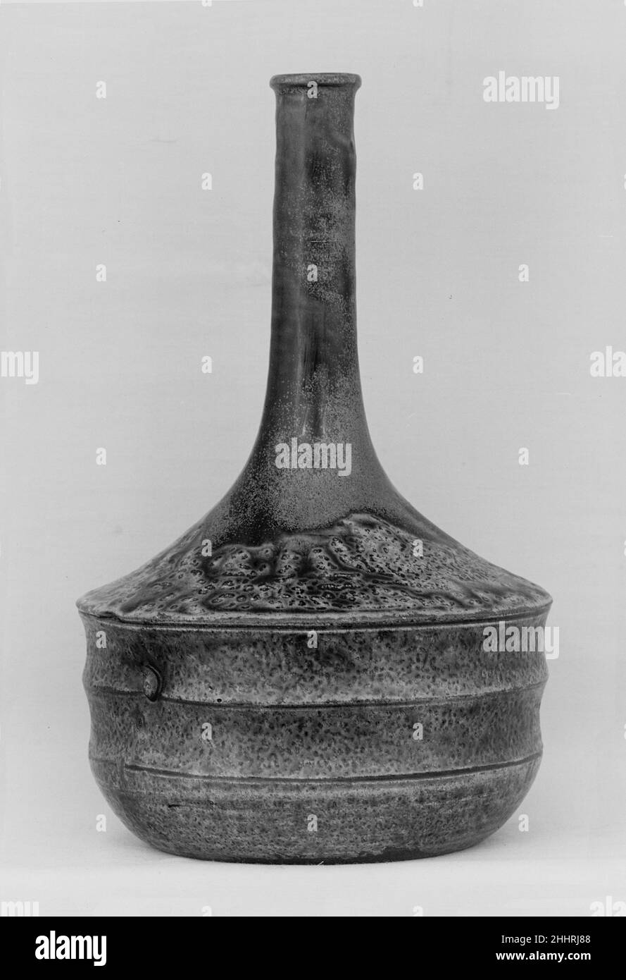 Bottiglia 18th secolo Giappone. Flacone. Giappone. 18th secolo. Ceramica modellata nella pasta e ricoperta con uno smalto a chiazze (Takatori ware). Periodo Edo (1615–1868). Ceramica Foto Stock