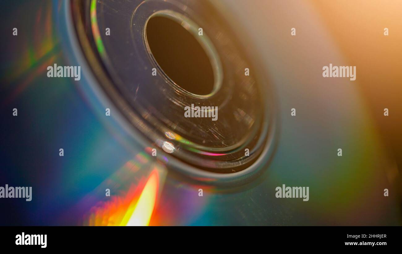 Foto macro di un vecchio CD compatto con raggi solari Foto Stock