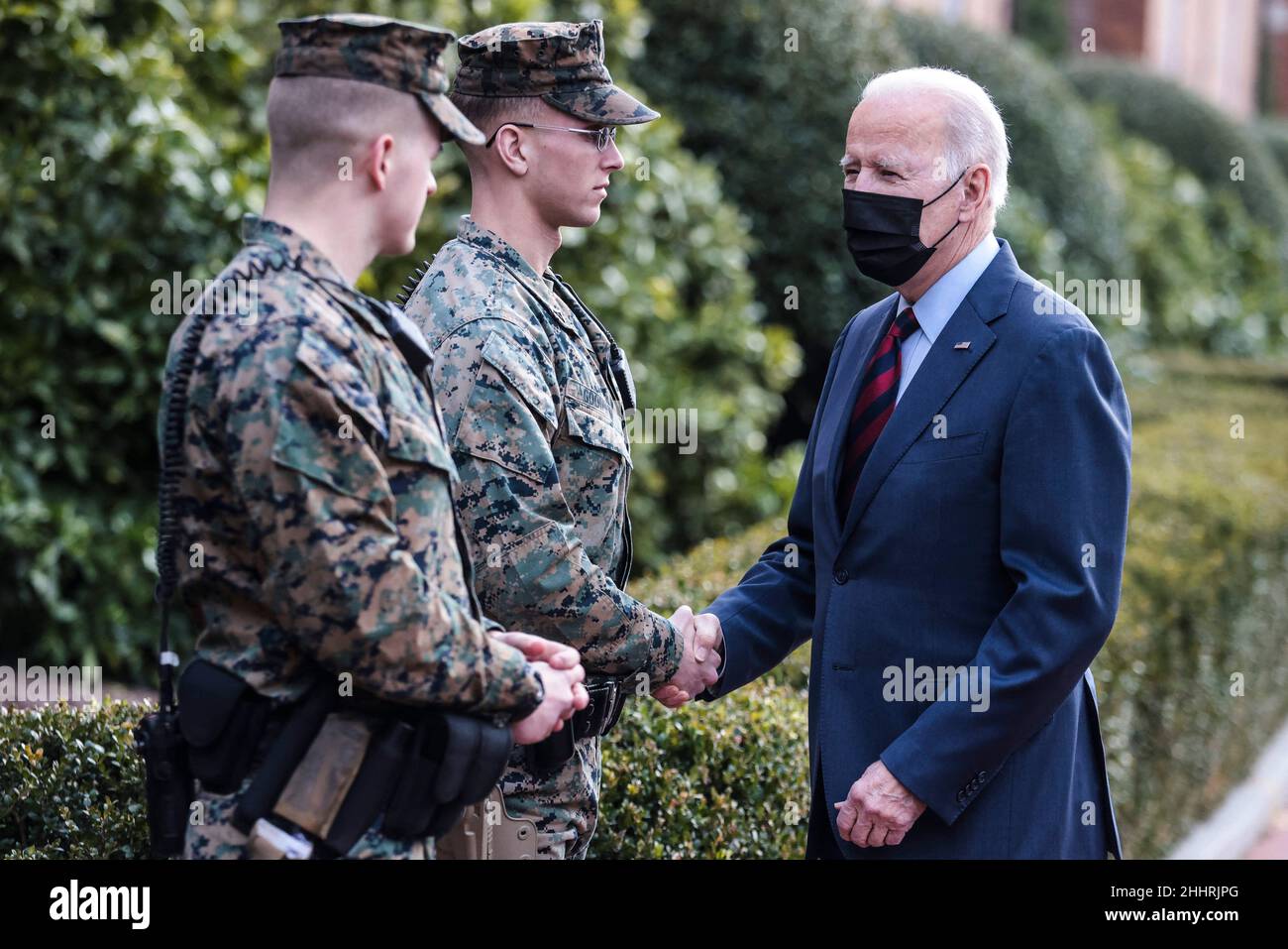 Il Presidente Joe Biden saluta i Marines fuori dalle caserme marine mentre fa una passeggiata a sorpresa lungo Barracks Row a Washington, DC, il 25 gennaio 2022.(Foto di Oliver Contreras/Pool/ABACAPRESS.COM) Foto Stock