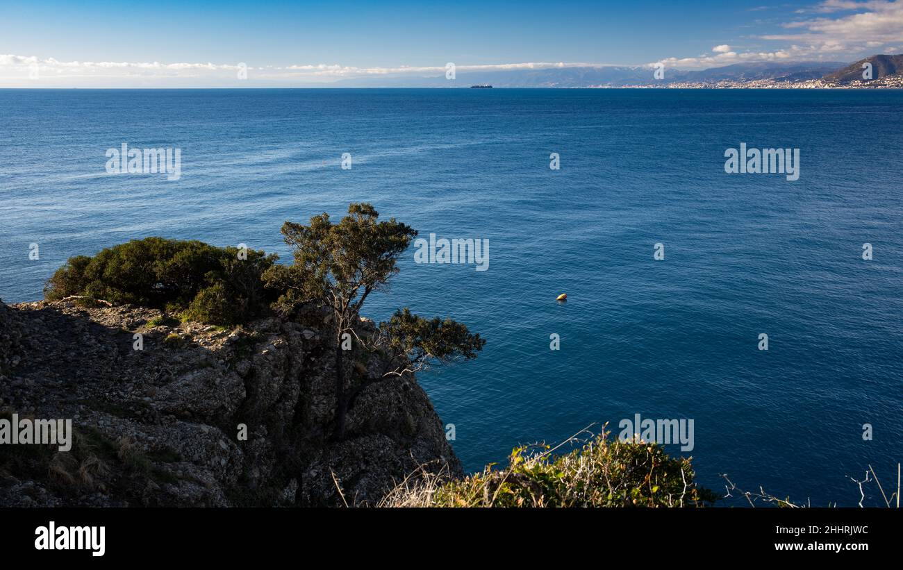 Italia:in una giornata di luce meravigliosa, da Punta Chiappa una vista della costa ligure a Genova e oltre, dell'Appennino Ligure e del Mar Ligure Foto Stock