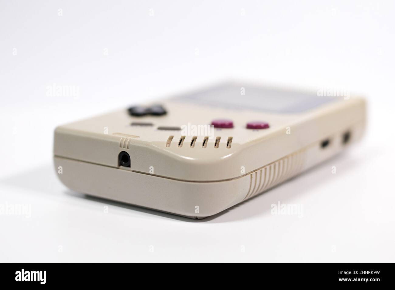 Schiedam, Paesi Bassi - Oct 4, 2020: Primo piano di una console portatile vintage per videogiochi su sfondo bianco. Foto Stock