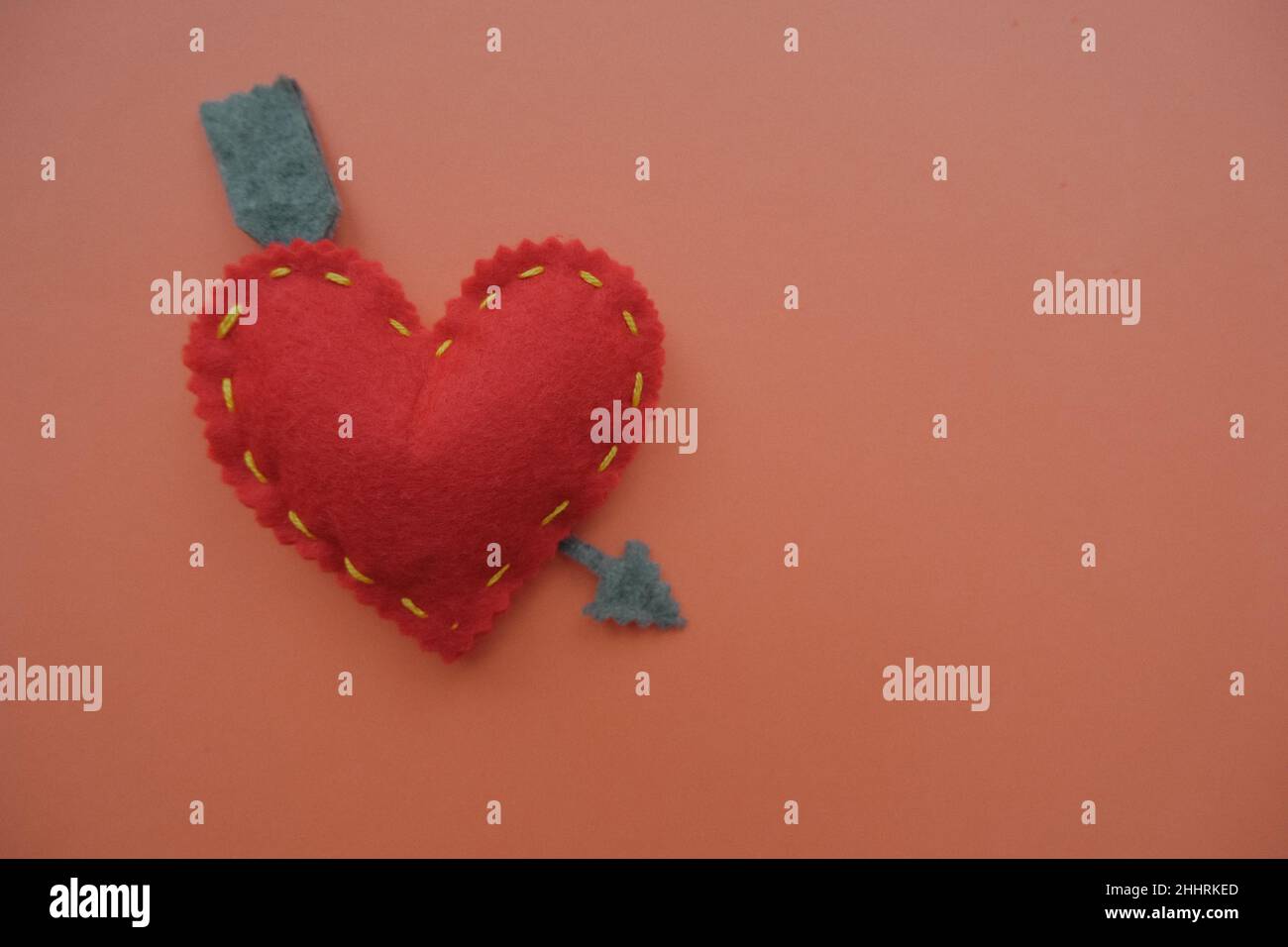 San Valentino. Cuore rosso su sfondo arancione. Concetto di sentimenti d'amore romantici. Biglietto di auguri di San Valentino. Foto Stock