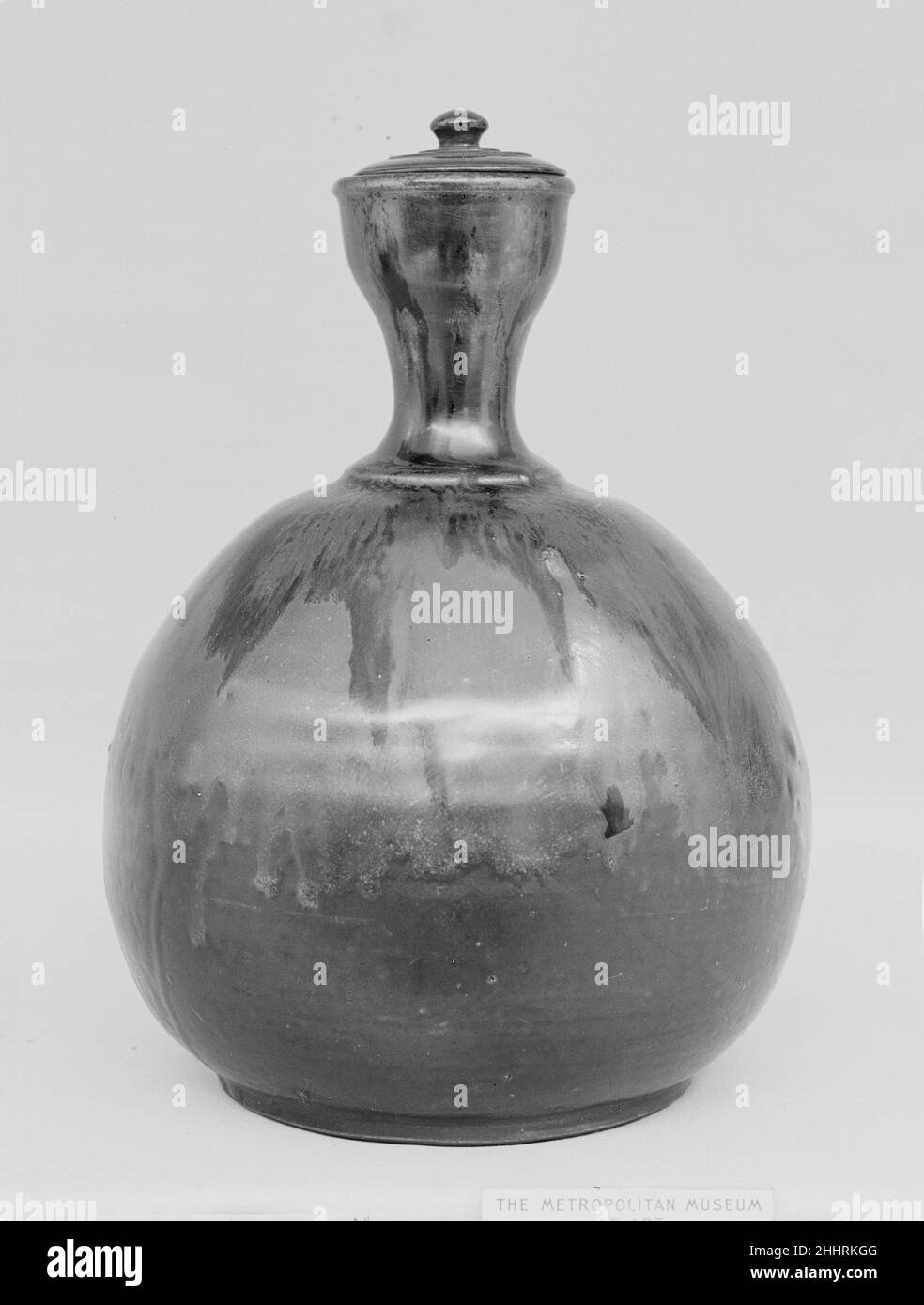 Bottiglia coperta 18th secolo Giappone. Bottiglia coperta. Giappone. 18th secolo. Argilla ricoperta di glassa spruzzata intorno al collo (Takatori ware). Periodo Edo (1615–1868). Ceramica Foto Stock