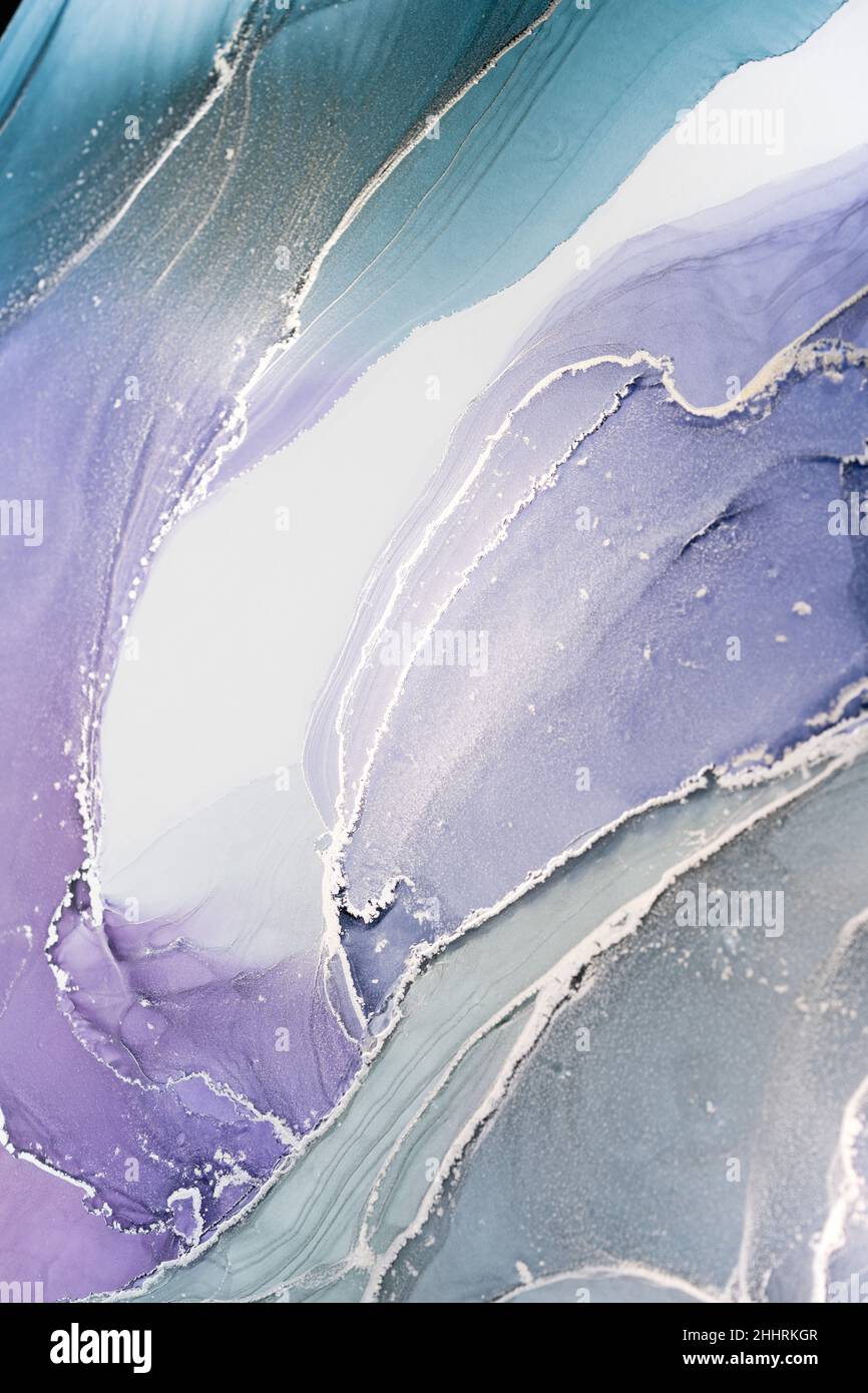 Viola verde brillante e pietra d'oro. Pittura artistica di liquidi. Pittura artistica di liquidi. Sfondo astratto dell'inchiostro alcolico. Foto Stock