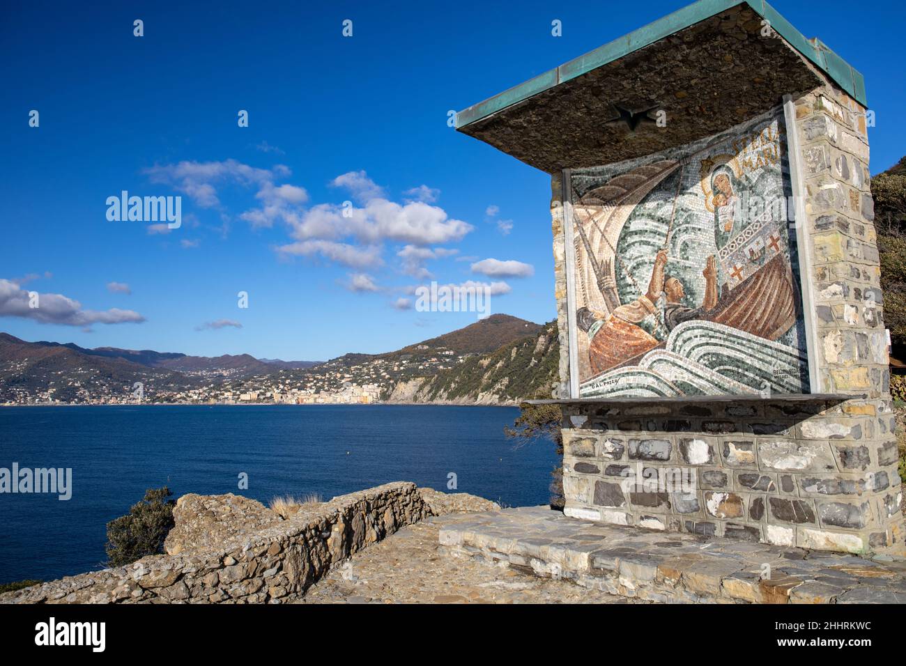 Italia:in una giornata di luce meravigliosa, da Punta Chiappa si gode una vista sulla costa del comune di Camogli, sull'Appennino Ligure e sul Mar Ligure Foto Stock