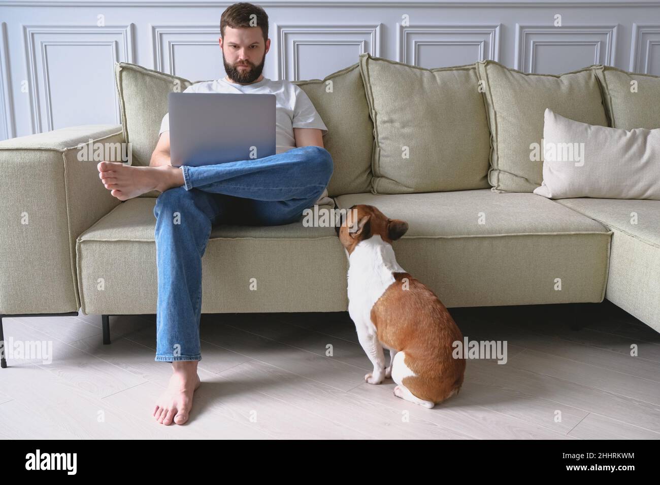 uomo con notebook che lavora da casa. tempo di quarantena. vita libera. hobby, blocco, stile di vita. Spazio di lavoro confortevole. Studio a casa Foto Stock