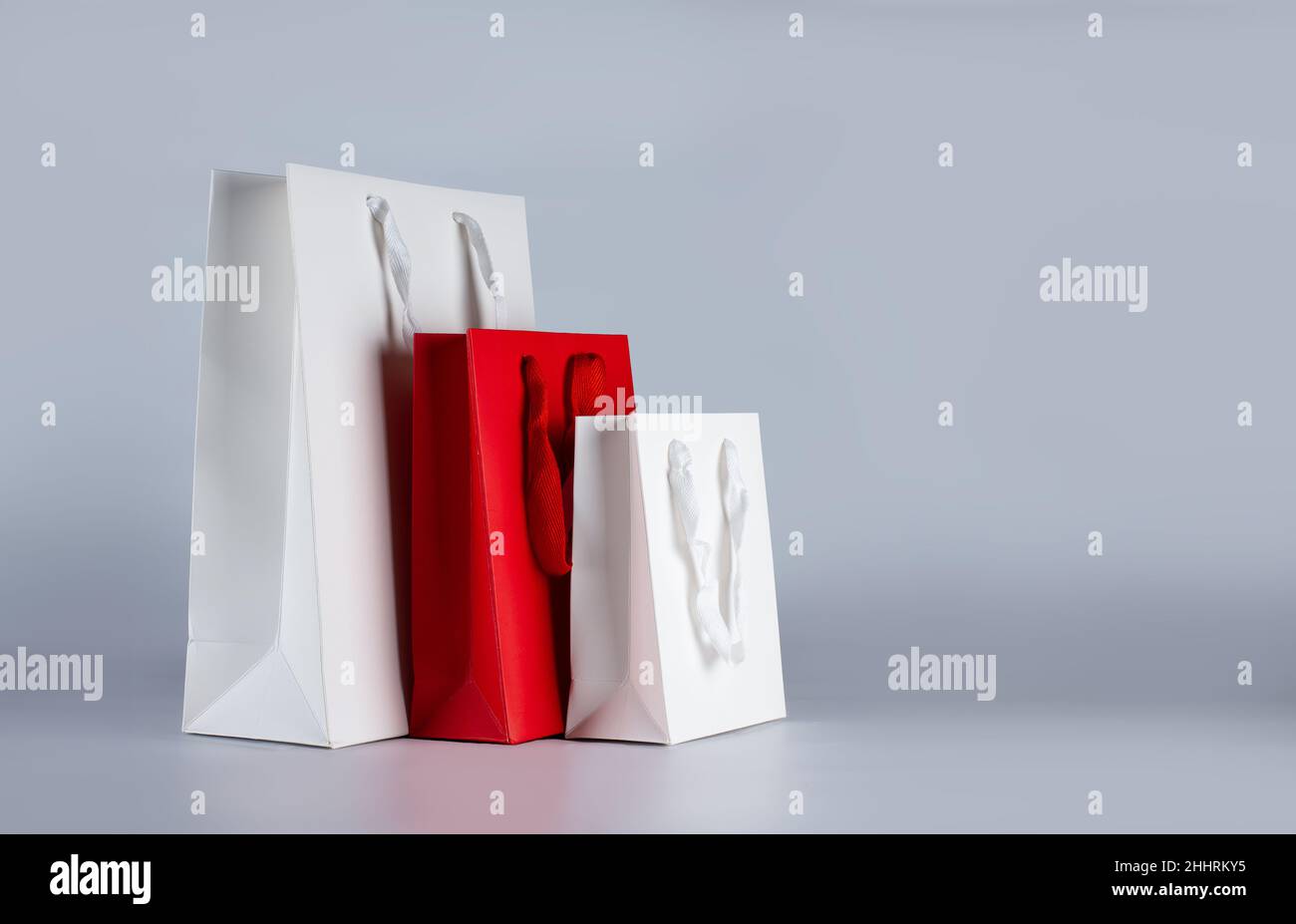 Varie misure di borse regalo vacanza shopping su sfondo bianco. Foto Stock