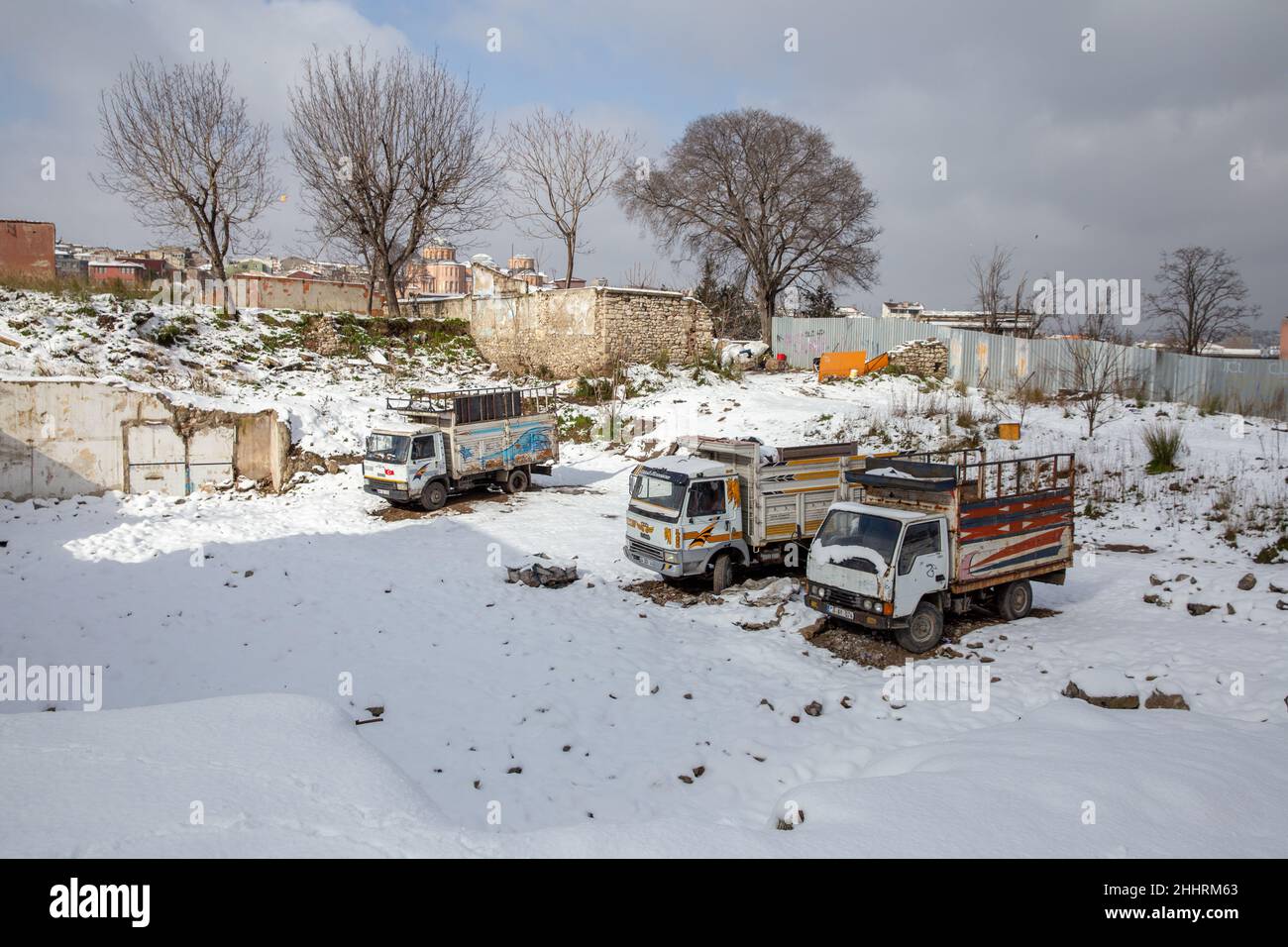 Immagini della vita quotidiana nelle aree turistiche dopo una pesante nevicata a Istanbul dopo un lungo periodo di tempo.tre camion pick-up parcheggiati sulla terra coperta di neve Foto Stock