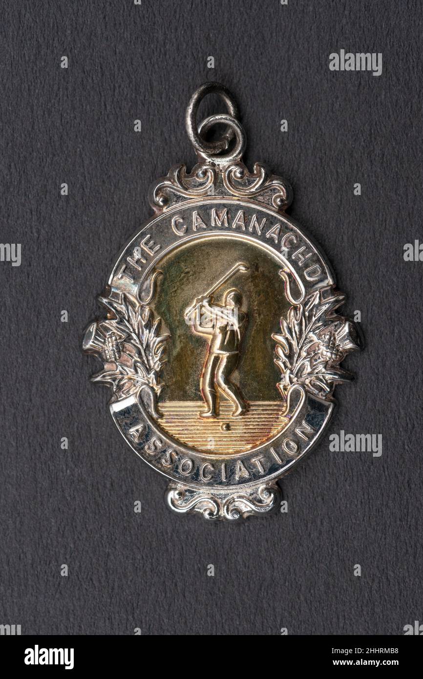 Medaglia dei vincitori della Coppa Camanachd. Il trofeo del nastro blu di Shinty, giocato per ogni stagione, e questa è un'immagine della medaglia tradizionale dei vincitori. Foto Stock