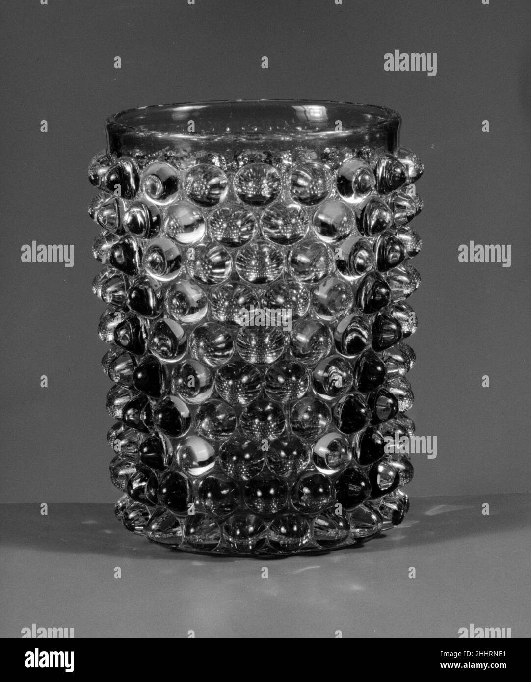 Tumbler dopo 1886 probabilmente Hobbs, Brockunier e Company. Nottolino. Americano. Dopo il 1886. Vetro a mirtillo rosso pressato. Fabbricato a Wheeling, Virginia Occidentale, Stati Uniti Foto Stock