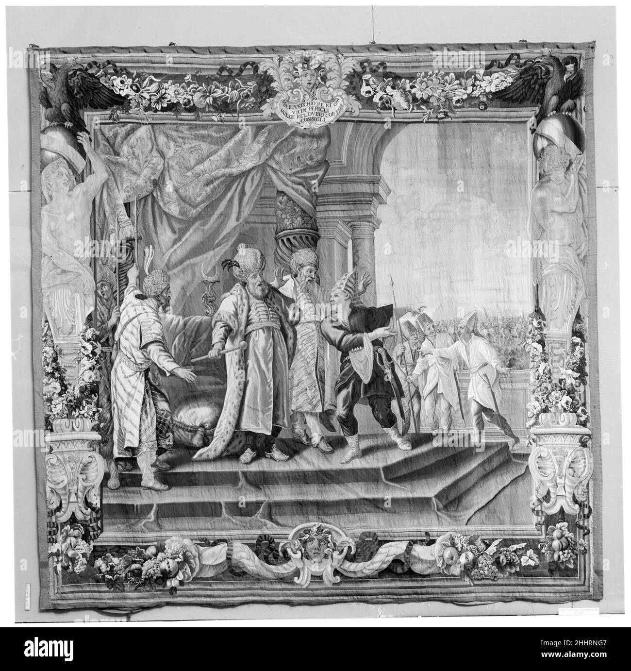 Aladin ascolta l'approccio dei Crociati (da un insieme di scene di Gerusalemme Liberata) progettato ca. 1689–93, tessuto 1732–39 disegnato da Domenico Paradiso Italiano su incarico del Cardinale Pietro Ottoboni, grannipote di Papa Alessandro VIII, faceva parte di una serie massiccia, eroica in scala e narrativa, Di quindici arazzi raffiguranti la versione romanticizzata della prima Crociata dei cristiani a Gerusalemme raccontata nel poema epico del XVI secolo di tasso, Gerusalemme Liberata (Gerusalemme consegnata). Aladin ascolta l'approccio dei Crociati (da un insieme di scene di Gerusalemme LIBE Foto Stock