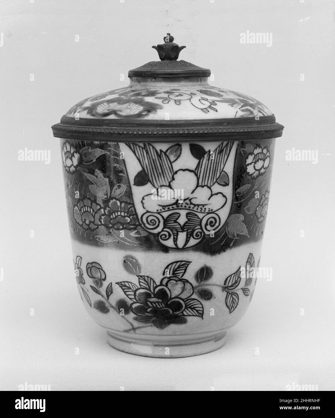 Copertura montata in Cup e Silver 18th Century Japan. Coperchio montato su coppa e argento. Giappone. 18th secolo. Coppa di porcellana bianca, gracked decorata con blu sotto lo smalto, rosso ferro e oro; la copertura di porcellana bianca, similmente decorata. Periodo Edo (1615–1868). Ceramica Foto Stock
