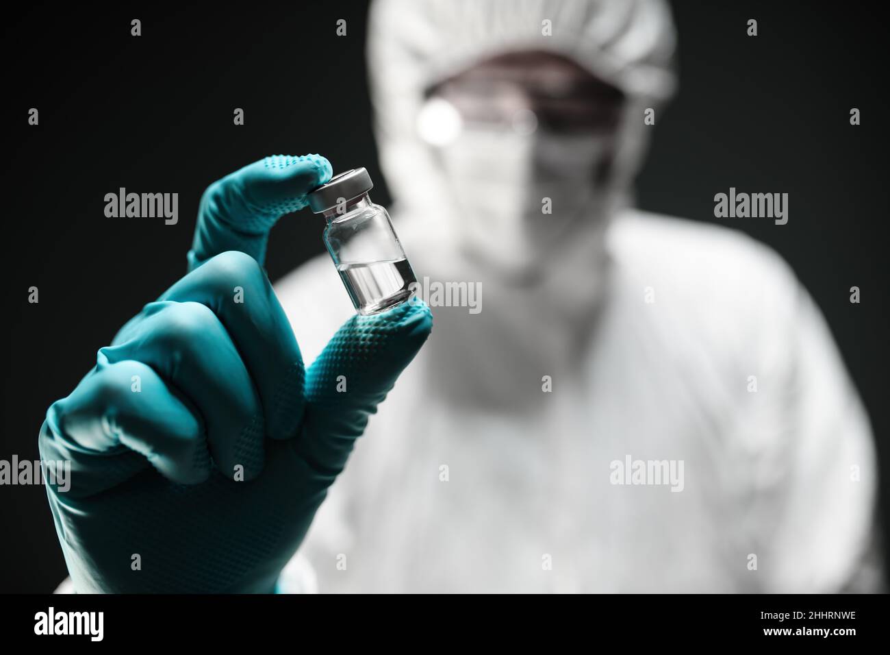 Centro di vaccinazione, medico con flacone di vaccino Covid-19, focus selettivo Foto Stock