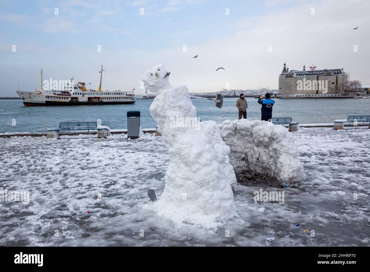 Un pupazzo di neve sulla costa di Kadikoy a Istanbul, Turchia il 25 gennaio 2022. Foto Stock