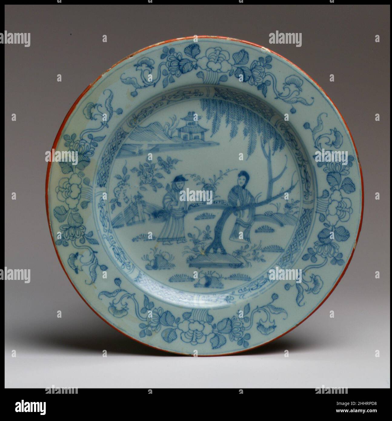 Piastra ca. 1750–60 British il dono della Collezione Hans Syz nel 1995 ha dotato il Museo di quasi trecento esempi di ceramiche europee e asiatiche meticolosamente acquisite dal collezionista svizzero Dr. Syz (1894–1991) per tracciare la migrazione di modelli e modelli da Est a Ovest. Documentando un continuo processo di influenza e adattamento, questi pezzi forniscono una revisione discriminante delle sfumature di cambiamento stilistico risultanti da tre secoli di commercio. Piastra. Inglese. CA. 1750–60. Terracotta stagnata. Ceramica-ceramica Foto Stock