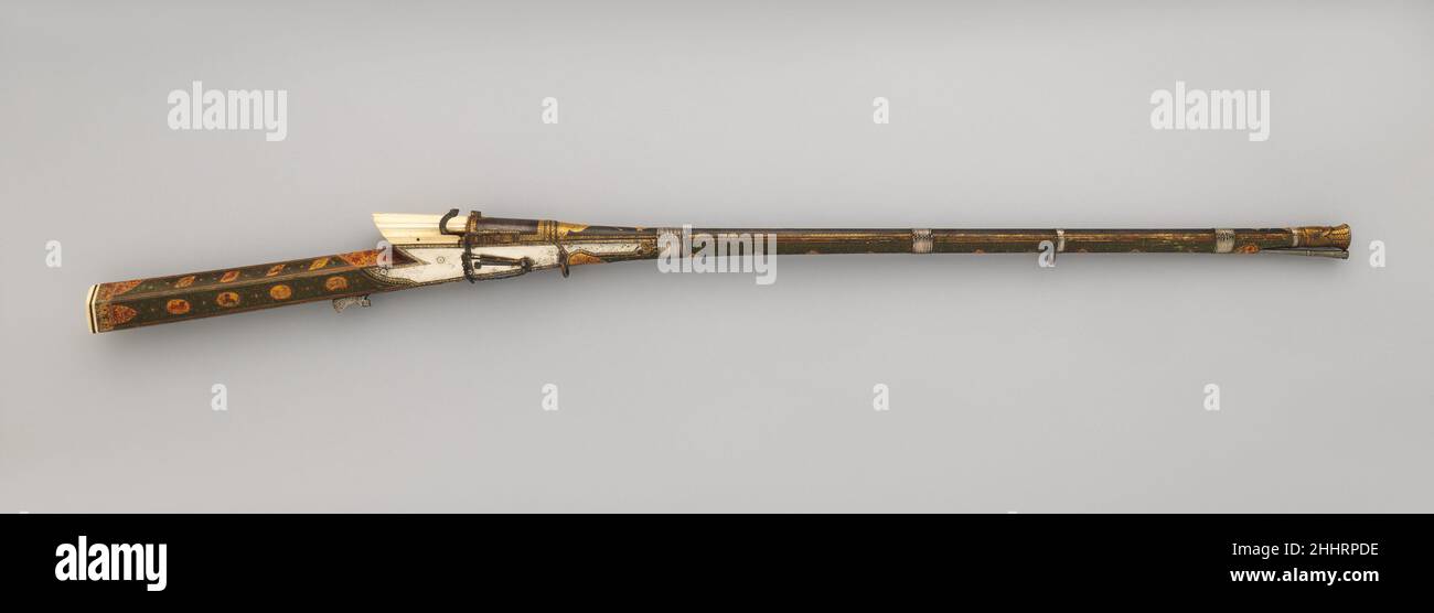 Matchlock Gun fine 18th–19th secolo indiano, Rajasthan, forse Gwalior con il suo stock delicatamente dipinto e tipo di barile distintivo con un'estremità allargata della culatta, questa pistola è stato probabilmente prodotto in Rajasthan, nell'India settentrionale. Destinate alla caccia, tali armi da fuoco riccamente decorate sono state fatte per una clientela aristocratica. Un esempio simile appare in un ritratto dell'imperatore Mughal Shah Jahan (r. 1628–58) intorno al 1635, indicando che le pistole di questo stile sono rimaste in moda per diversi secoli con pochissimo cambiamento.. Pistola Matchlock 32138 Foto Stock