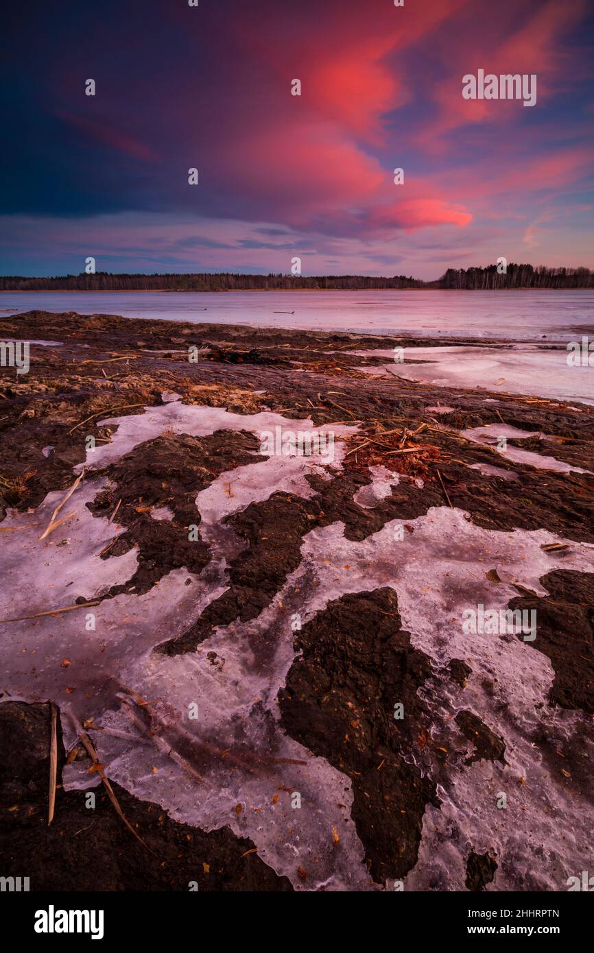 Inverno sera luce e formazioni di ghiaccio presso il lago Vansjø a Østfold, Norvegia, Scandinavia. Foto Stock