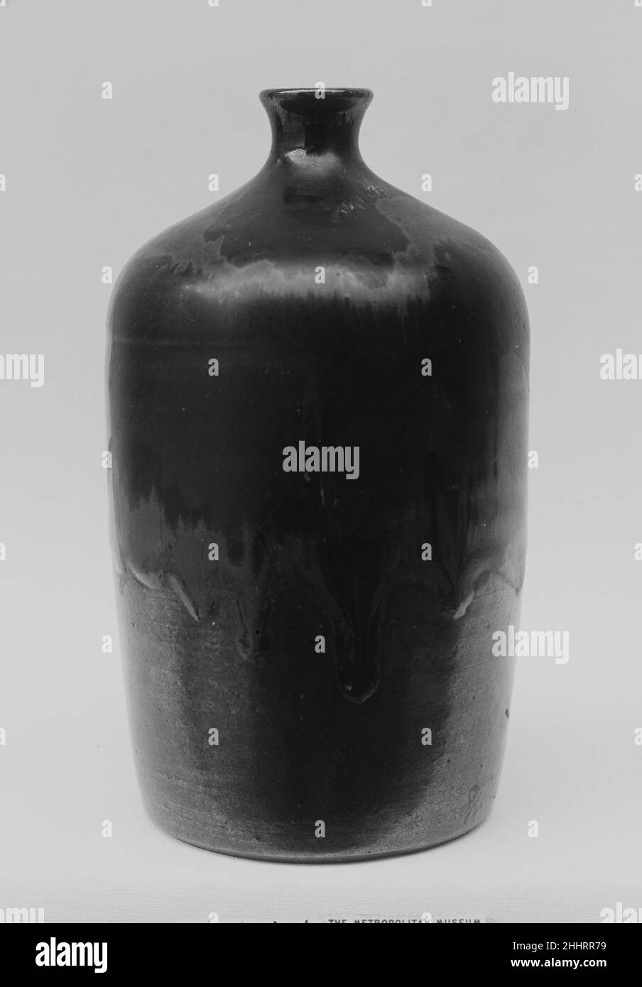 Bottiglia 1700 Giappone. Flacone. Giappone. 1700. Argilla ricoperta di smalto sulla metà inferiore e uno smalto trasparente e spesso con marcature blu (Satsuma ware). Periodo Edo (1615–1868). Ceramica Foto Stock