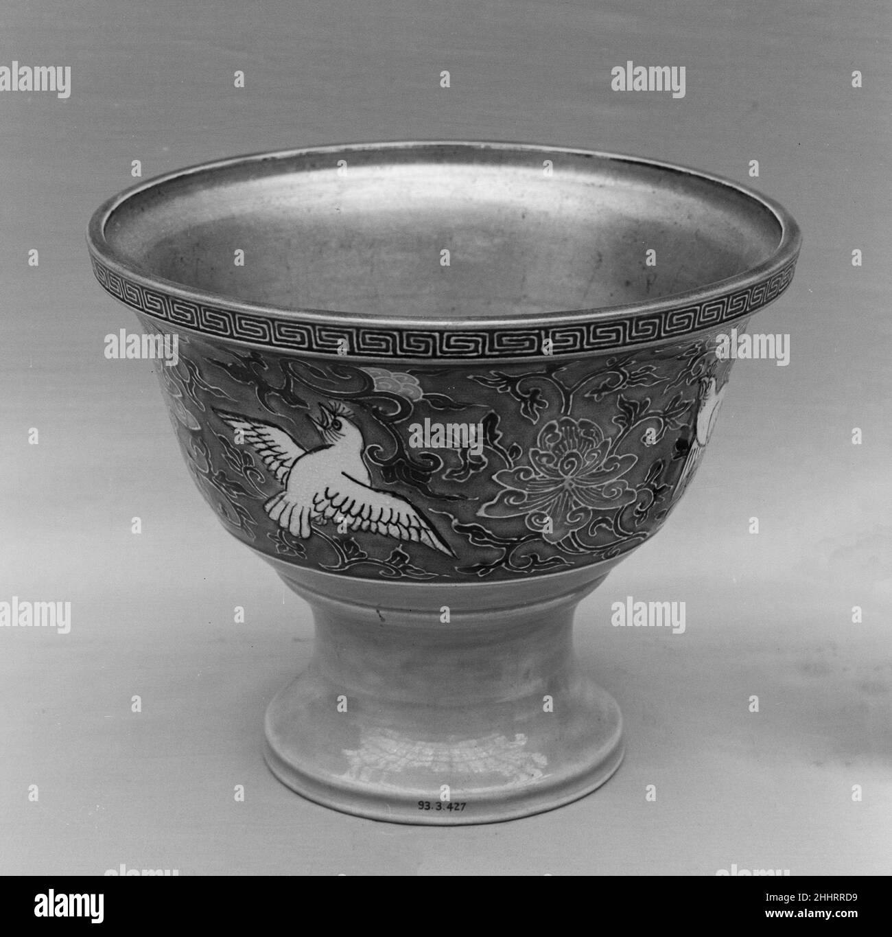 Rondella per tazze di vino 1800 Eiraku Hozen. Rondella per tazze di vino. Eiraku Hozen (giapponese, 1795–1854). Giappone. 1800. Argilla coperta con smalti colorati e trasparenti sopra il rilievo (prodotti Kyoto). Periodo Edo (1615–1868). Ceramica Foto Stock