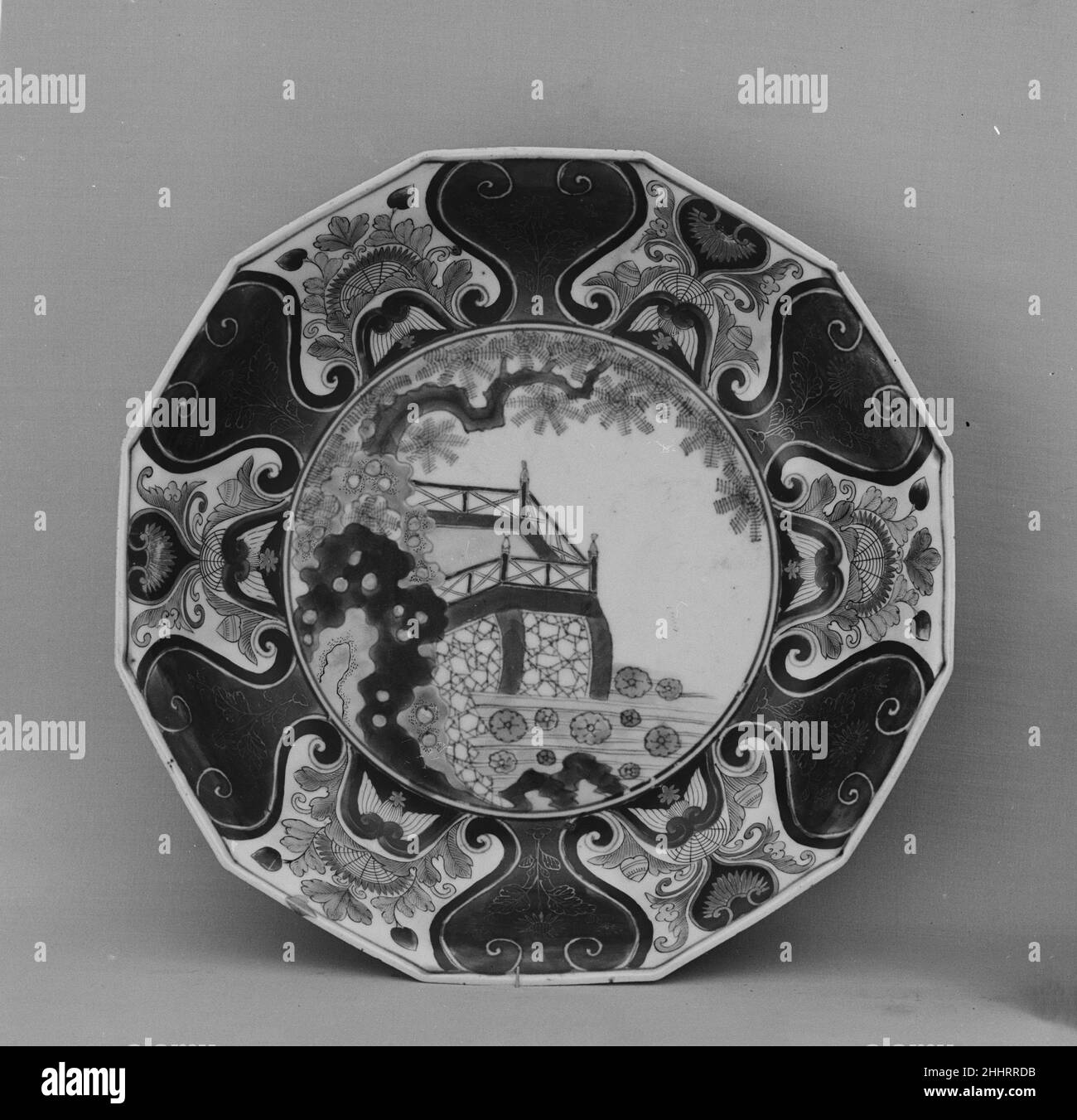 Piatto con muro di pietra prima metà del 18th secolo Giappone. Piatto con muro di pietra. Giappone. Prima metà del 18th secolo. Porcellana con smalto policromo e smalto, oro (Arita ware, tipo Imari). Periodo Edo (1615–1868). Ceramica Foto Stock