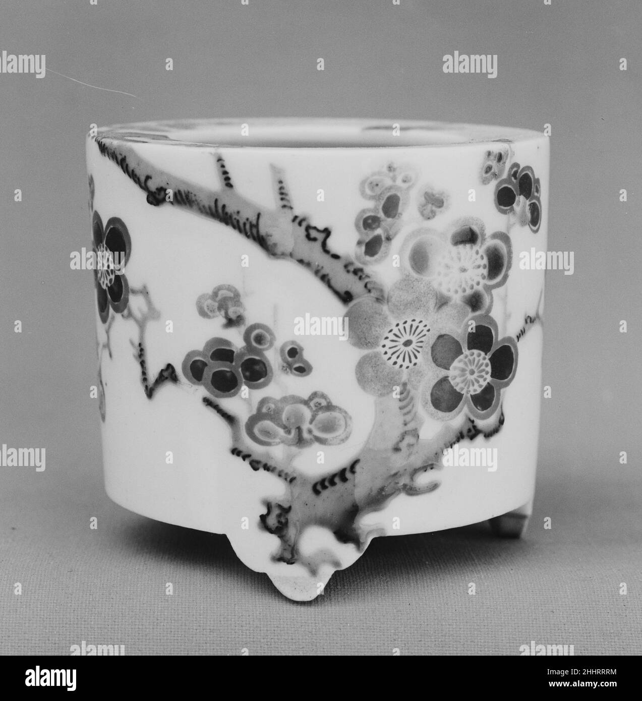 Bruciatore ad incenso 1720 Giappone. Bruciatore incenso. Giappone. 1720. Porcellana bianca decorata con smalti policromi (Hizen ware, tipo Kutani). Periodo Edo (1615–1868). Ceramica Foto Stock