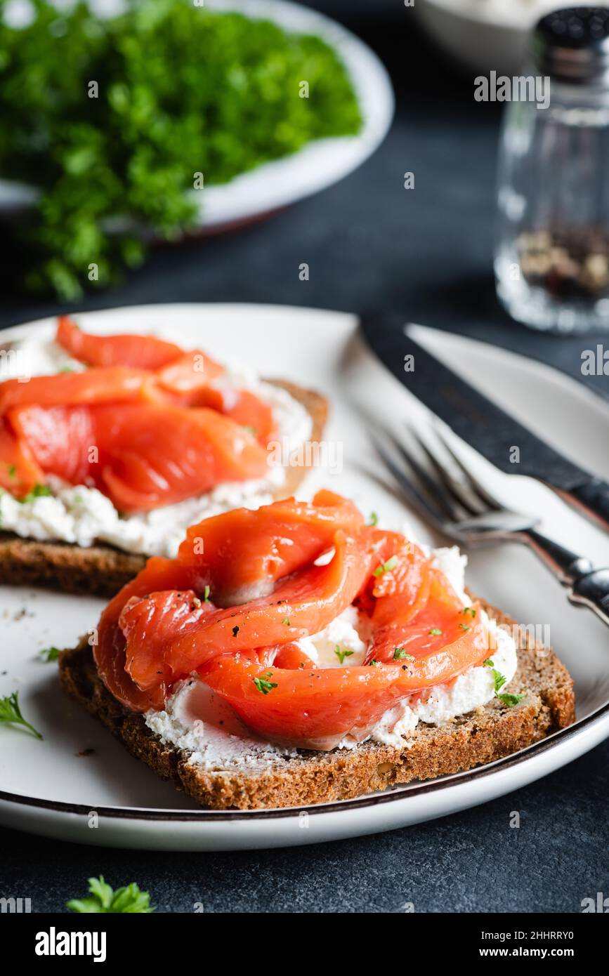 Salmone salato e panna formaggio sandwich vista closeup Foto Stock