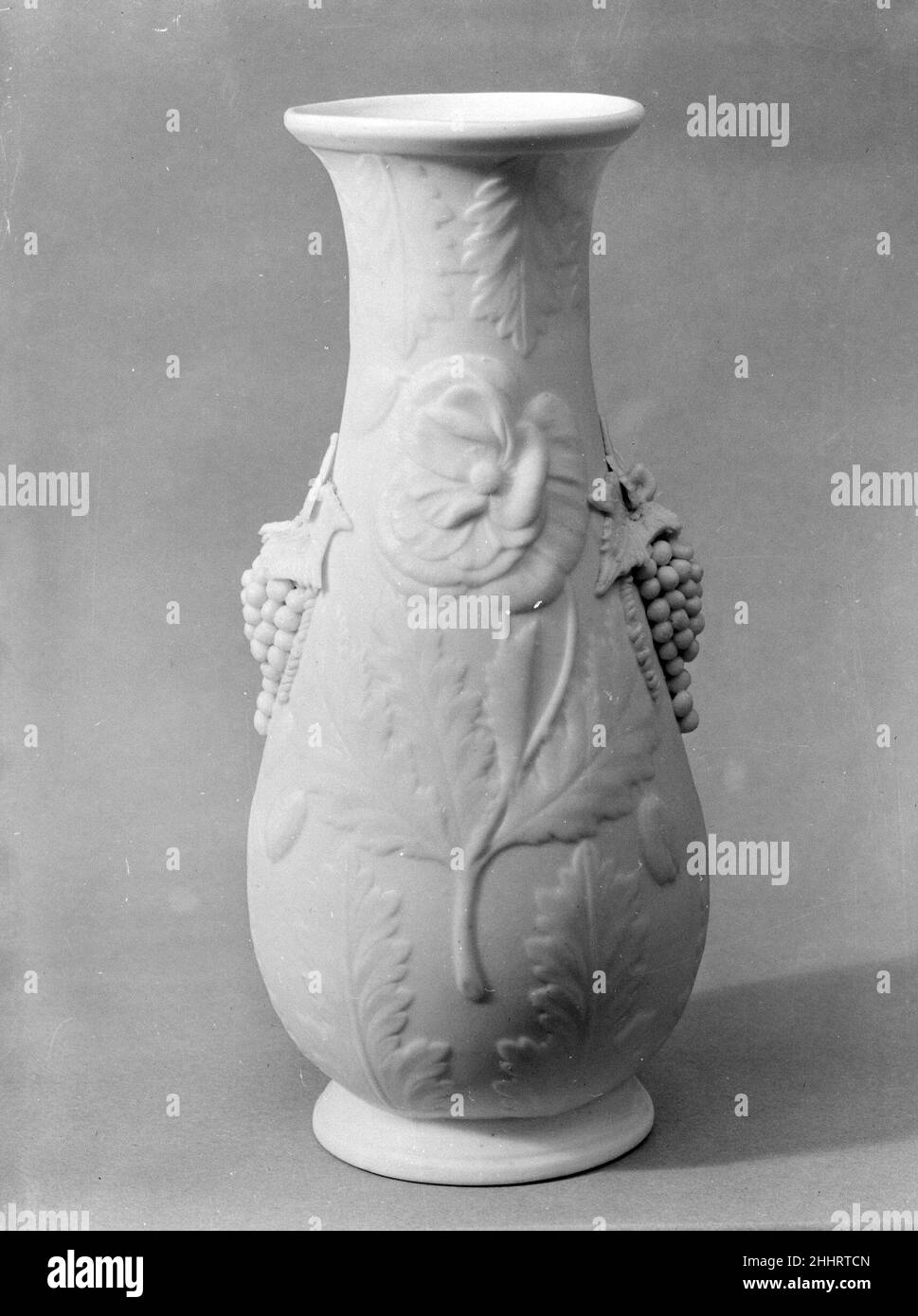 Vaso 1830–70 americano. Vaso. Americano. 1830–70. Porcellana di Parian. Probabilmente fabbricato a Bennington, Vermont, Stati Uniti Foto Stock