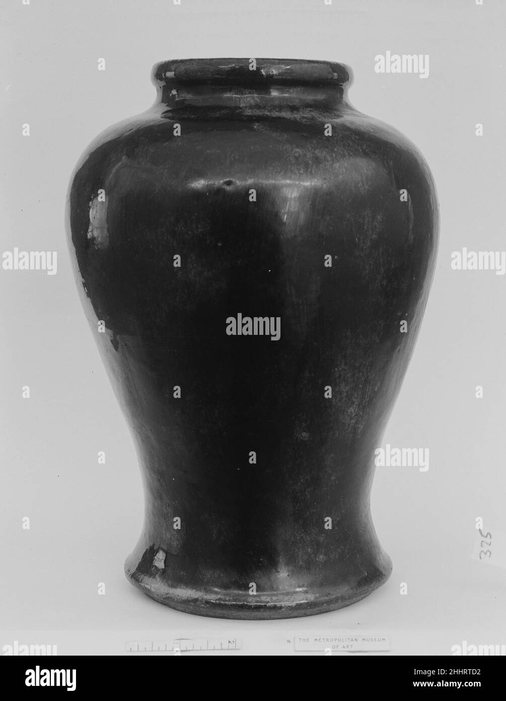 Vaso 18th secolo Giappone. Vaso. Giappone. 18th secolo. Argilla ricoperta di glassa (giapponese (?) O porcellana Guangdong ware). Periodo Edo (1615–1868). Ceramica Foto Stock