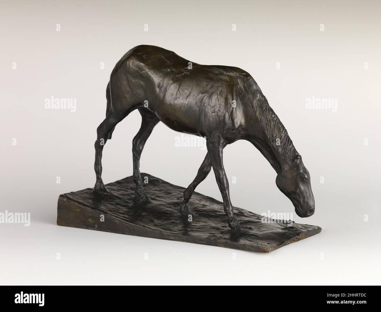 Cavallo a valle modellato probabilmente ca. 1860–68, cast 1920 Edgar Degas francese alla morte di Degas nel 1917, più di 150 sculture figurative sono state trovate nel suo studio. La maggior parte erano fatte di cera fragile, argilla e plastilina (un materiale modellante a base di cera e olio). Molti si erano deteriorati. Solo pochi furono conservati in copie che erano state gettate da loro in gesso. Ad eccezione della cera poco quattordicenne ballerino (Washington: NGA) nessuna di queste sculture era stata esposta pubblicamente durante la vita dell’artista.anche se Degas non aveva preferito riprodurre le sue sculture in materiali più permanenti, il suo Foto Stock