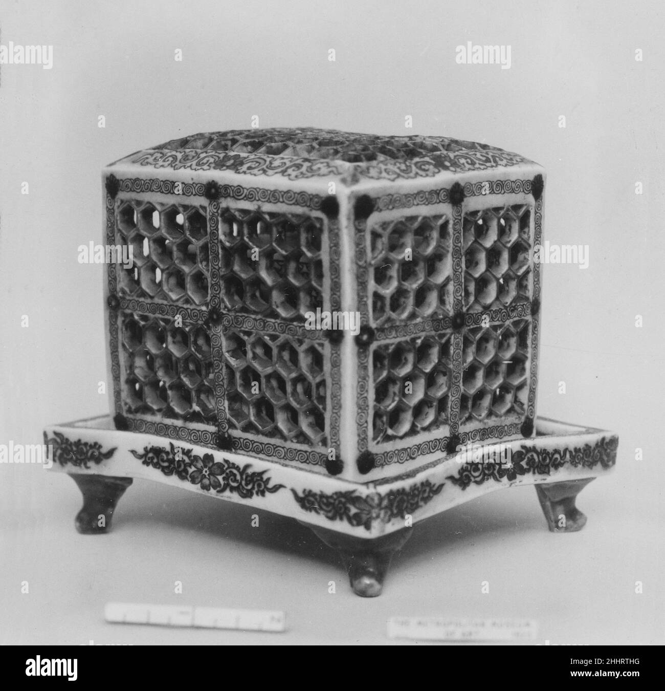 Censore con disegno forato 1820 Giappone. Censura con design perforato. Giappone. 1820. Porcellana bianca decorata con smalti; coperta forata (Hizen ware, tipo Kutani). Periodo Edo (1615–1868). Ceramica Foto Stock