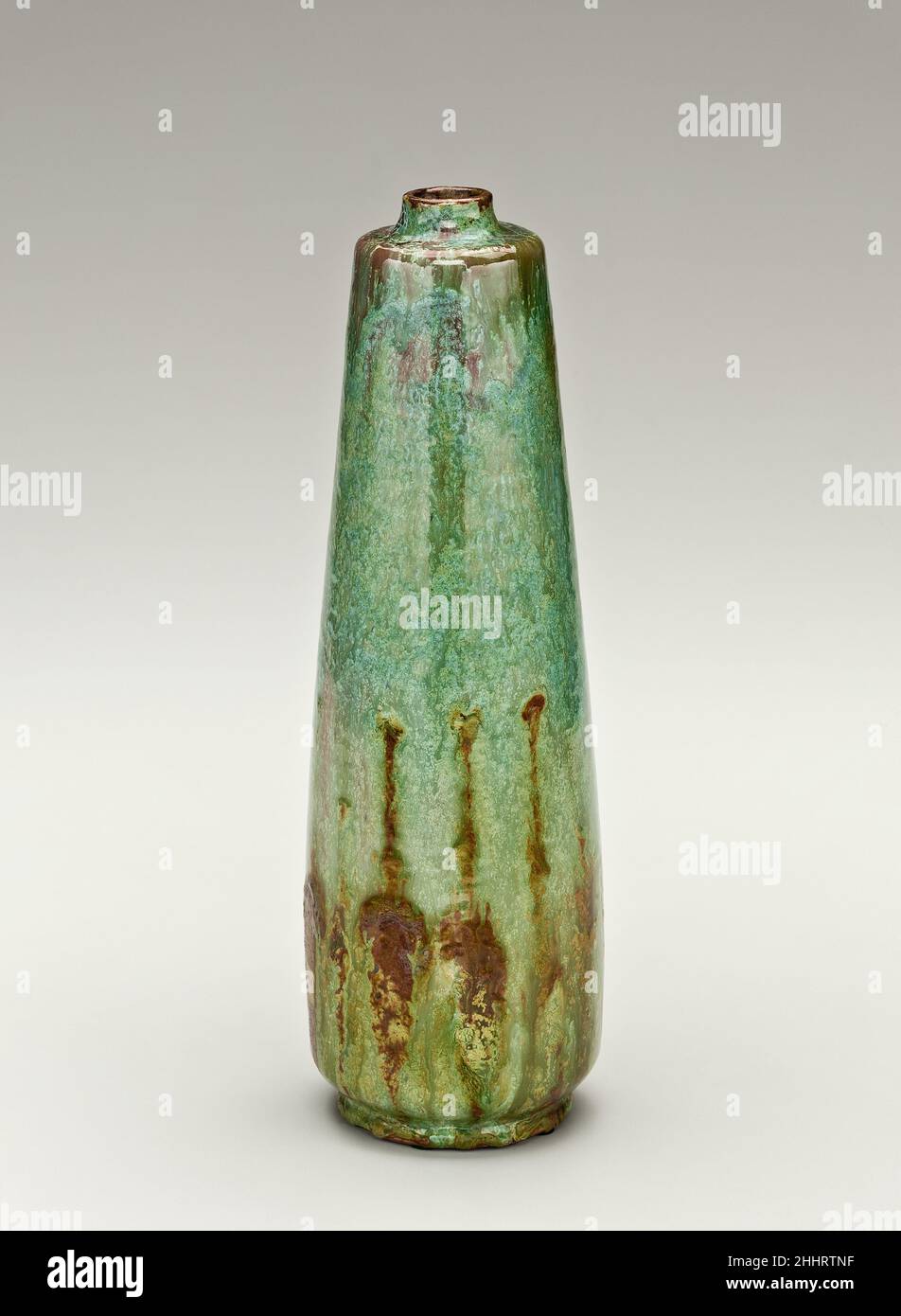 Vaso ca. 1898–1918 William J. Walley. Vaso. William J. Walley (1852–1919). Americano. CA. 1898–1918. Gres. Fabbricato a West Sterling, Massachusetts, Stati Uniti Foto Stock