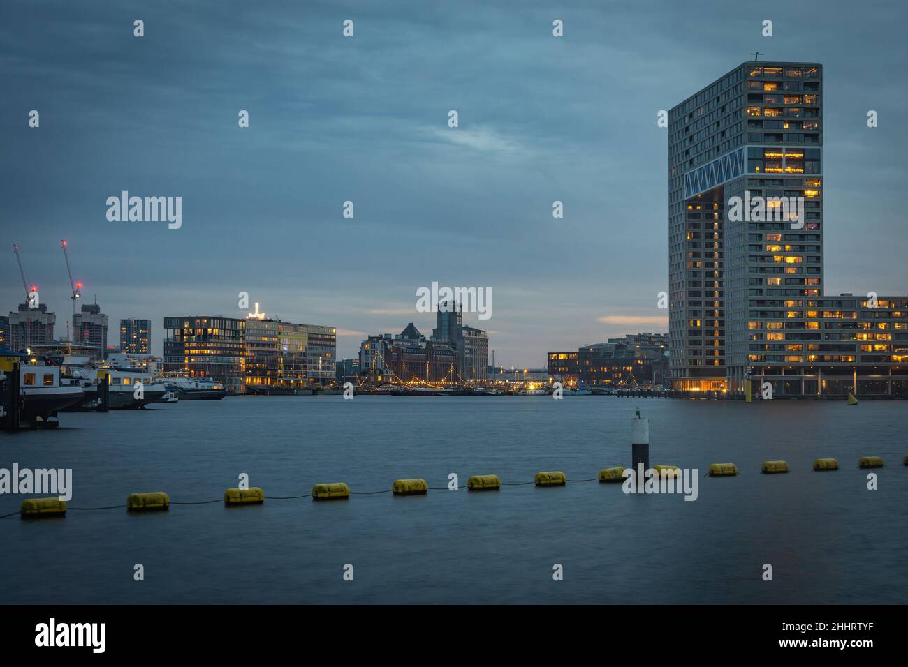 Skyline di Amsterdam al tramonto dal quartiere Houthaven Foto Stock