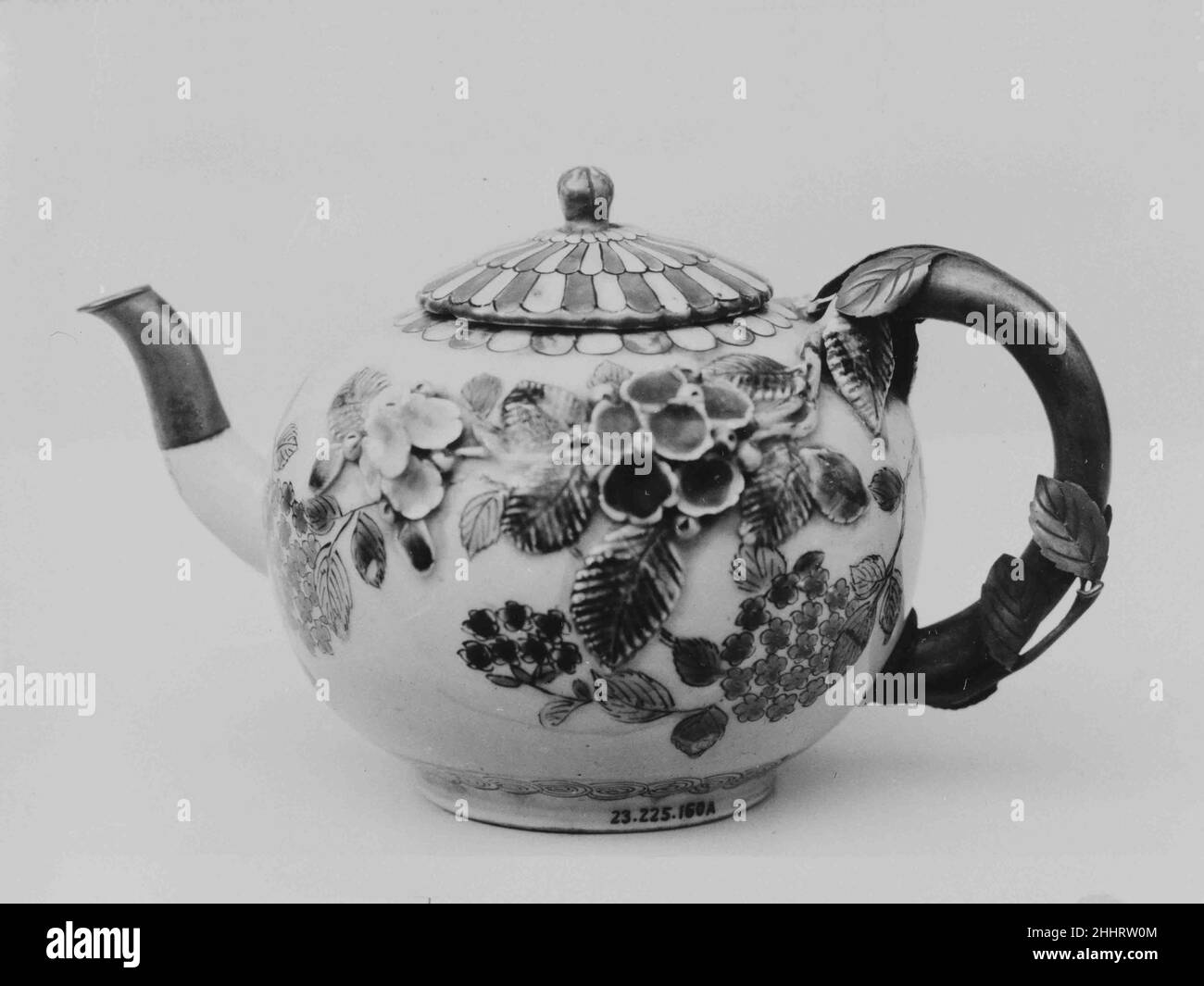 Teiera e copertina 1780 Giappone. Teiera e coperchio. Giappone. 1780. Porcellana decorata con rilievi e smalti (Arita ware, tipo Imari). Periodo Edo (1615–1868). Ceramica Foto Stock