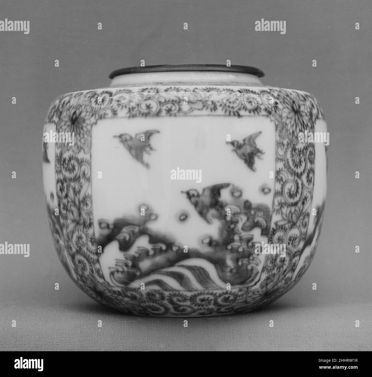 Vaso con coperchio 1820 Giappone. Vaso con coperchio. Giappone. 1820. Porcellana bianca decorata con blu sotto lo smalto. Periodo Edo (1615–1868). Ceramica Foto Stock