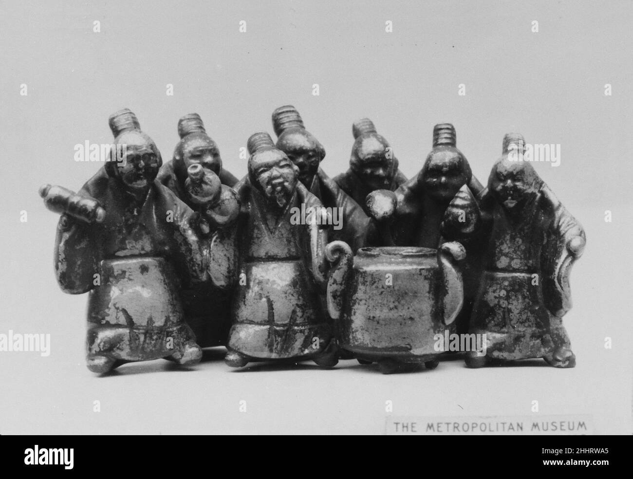 Gruppo di Sennin in piedi intorno ad un bollitore del campo 1840 Giappone. Gruppo di Sennin in piedi intorno ad un bollitore del campo. Giappone. 1840. Faience coperta di smalti di craquelé (Raku ware). Periodo Edo (1615–1868). Ceramica Foto Stock