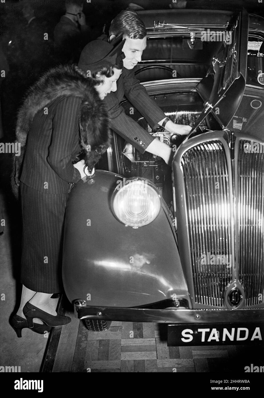 Il British International Motor Show tenuto a Earls Court, Londra, dal 14th al 23rd ottobre 1937. La signora Hall e la norma alla mostra. 14th ottobre 1937. Foto Stock