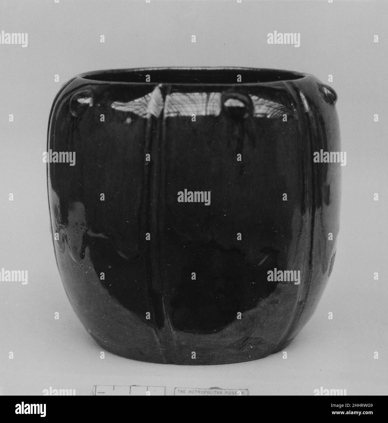 Vaso o porta-fuoco 1840 Giappone. Vaso o porta-fuoco. Giappone. 1840. Ceramiche ricoperte di smalto, ricoperte di smalto con dapplini di ferro rosso (Takatori ware). Periodo Edo (1615–1868). Ceramica Foto Stock