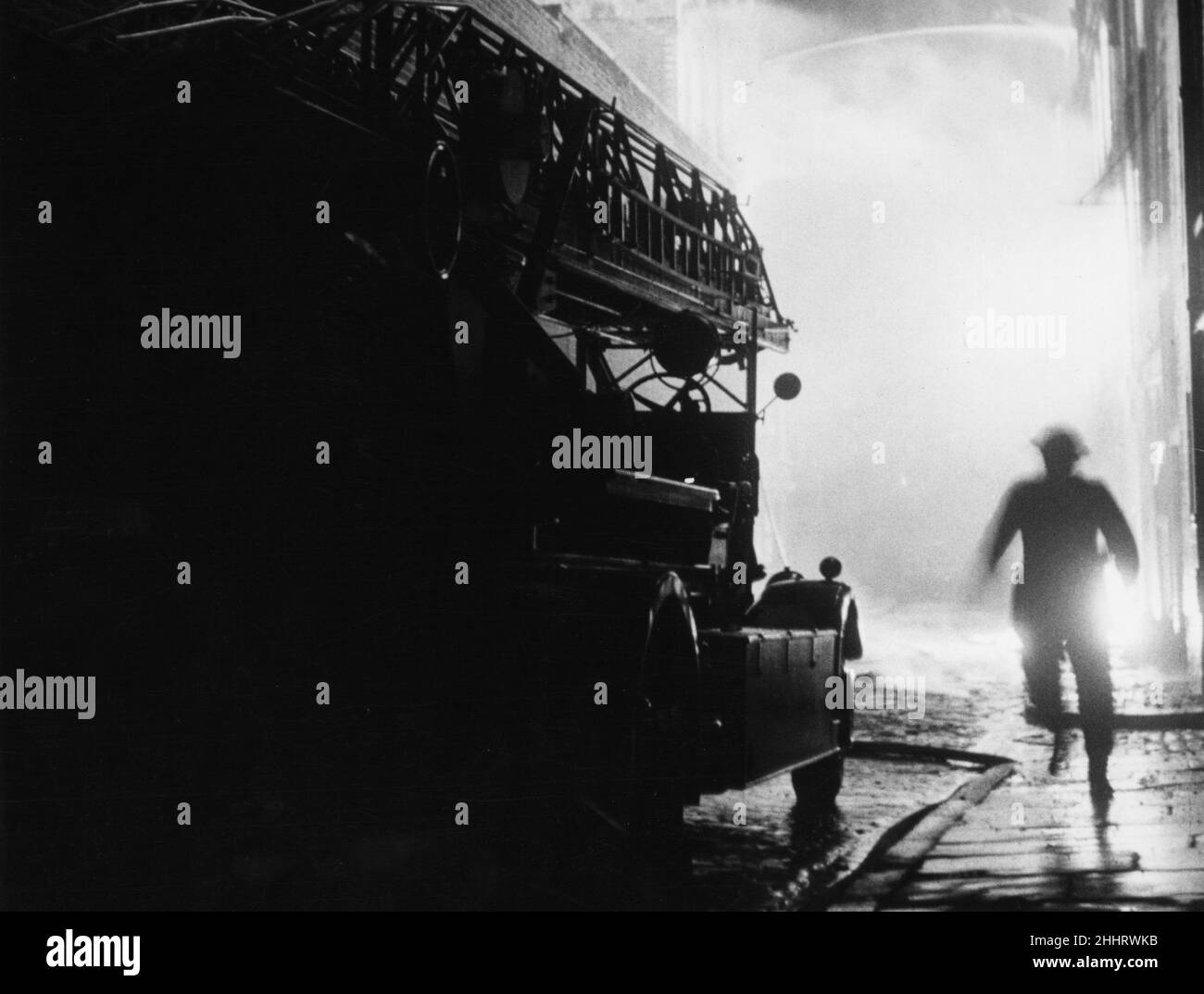 Vigili del fuoco combattono gli incendi a Britannia Row, Clerkenwell, Londra. Il raid aereo faceva parte dell'operazione Steinbock della Luftwaffe, nota nel Regno Unito come "Little Blitz". 22nd marzo 1944 Foto Stock